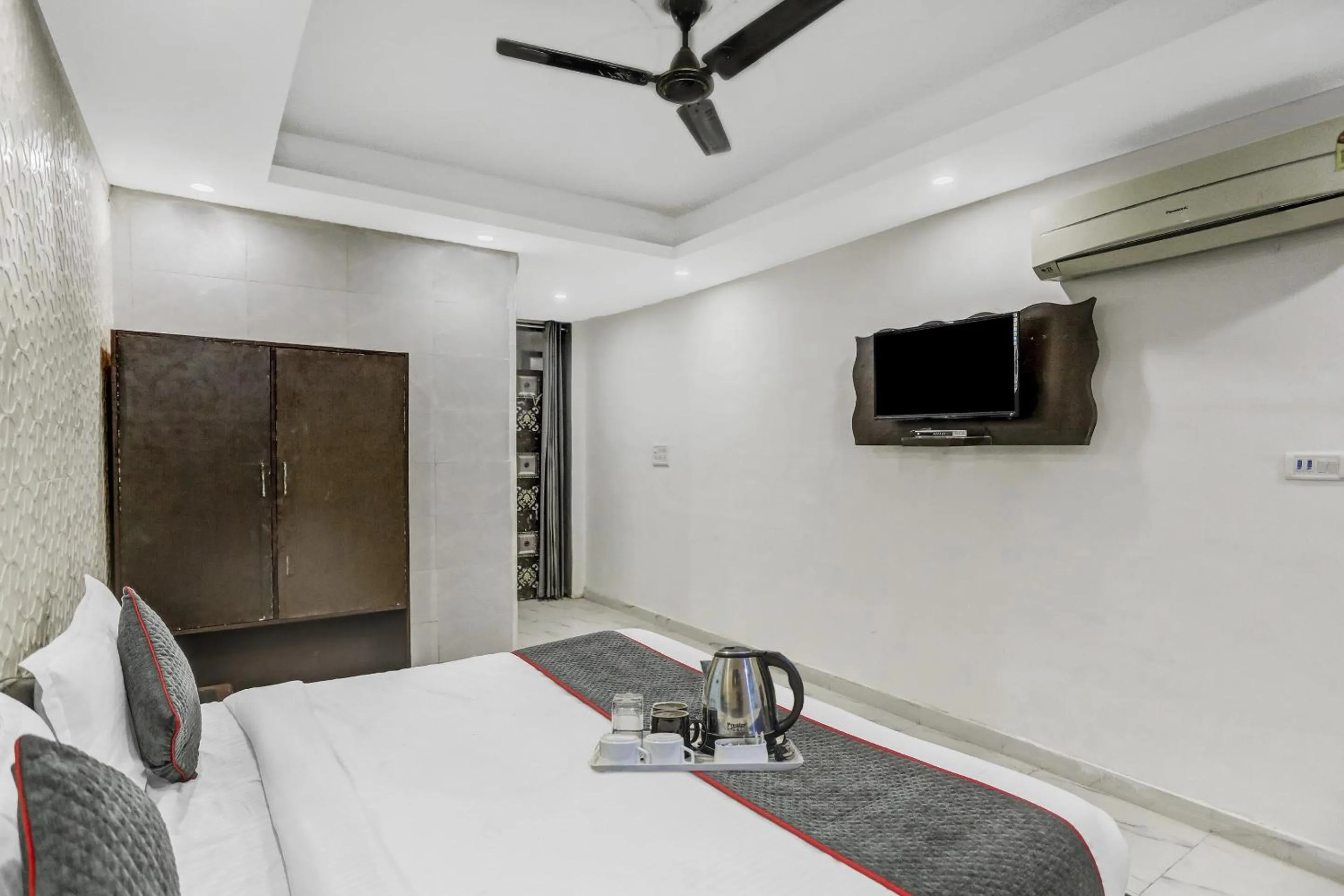 Bedroom, Bed in Collection O AP Grand