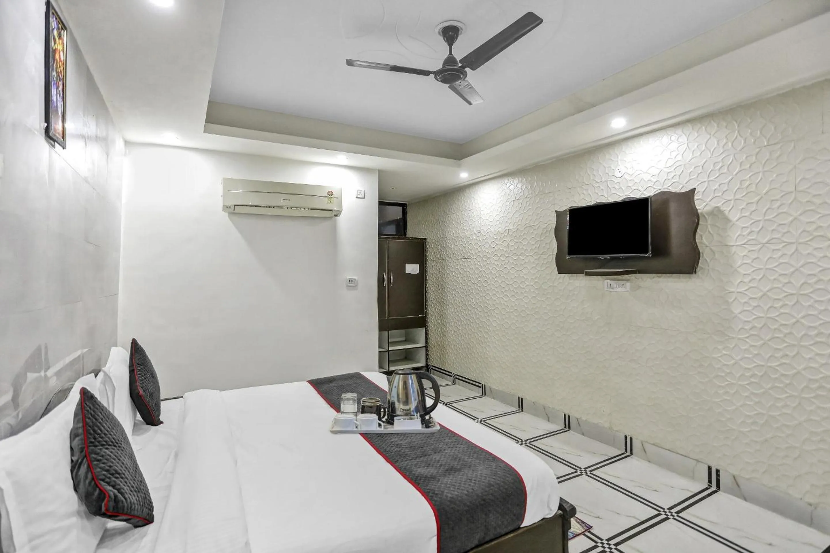 Bedroom, Bed in Collection O AP Grand