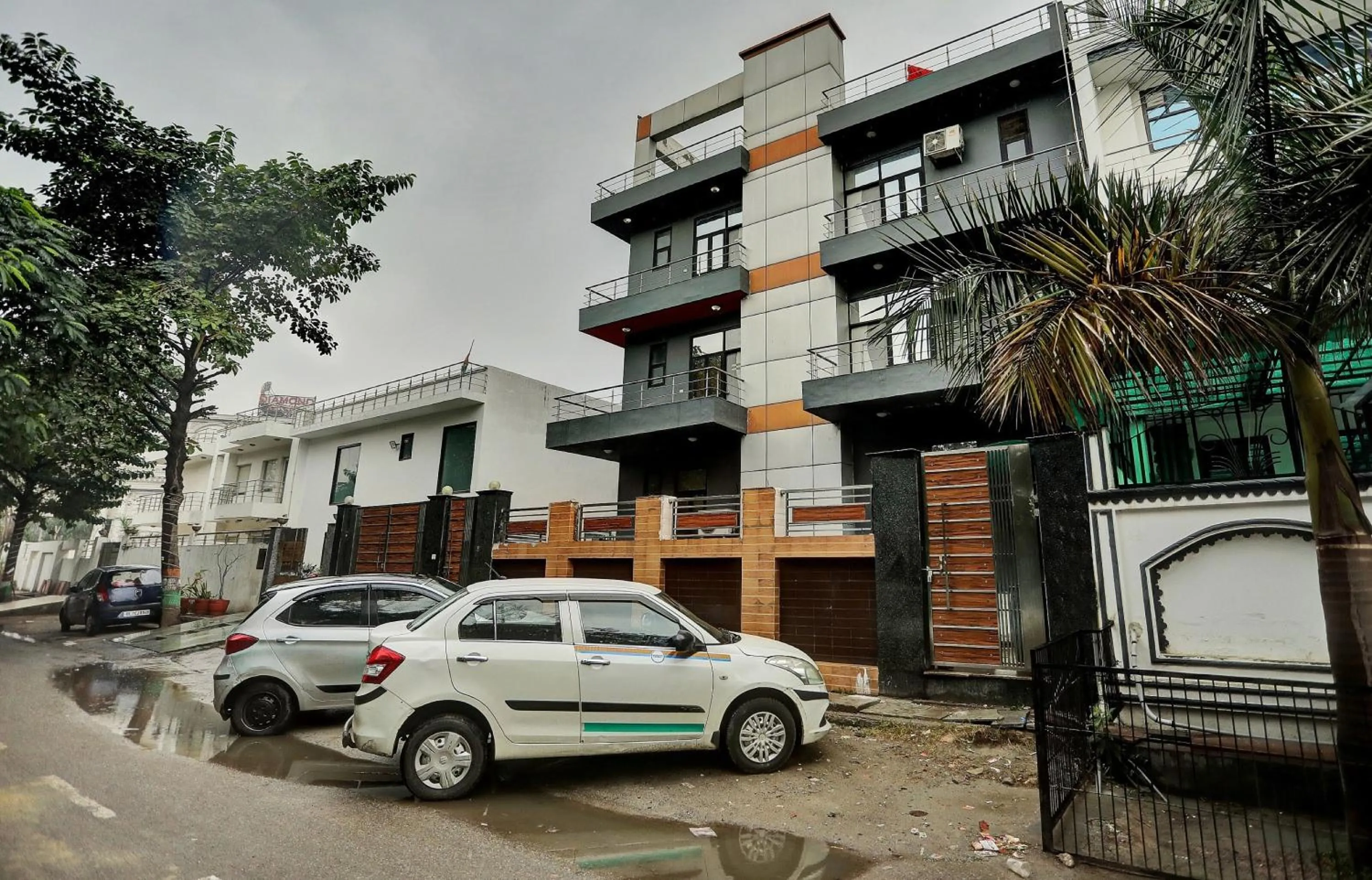 Facade/entrance in Townhouse Happy Keys Near Iskcon Temple Noida