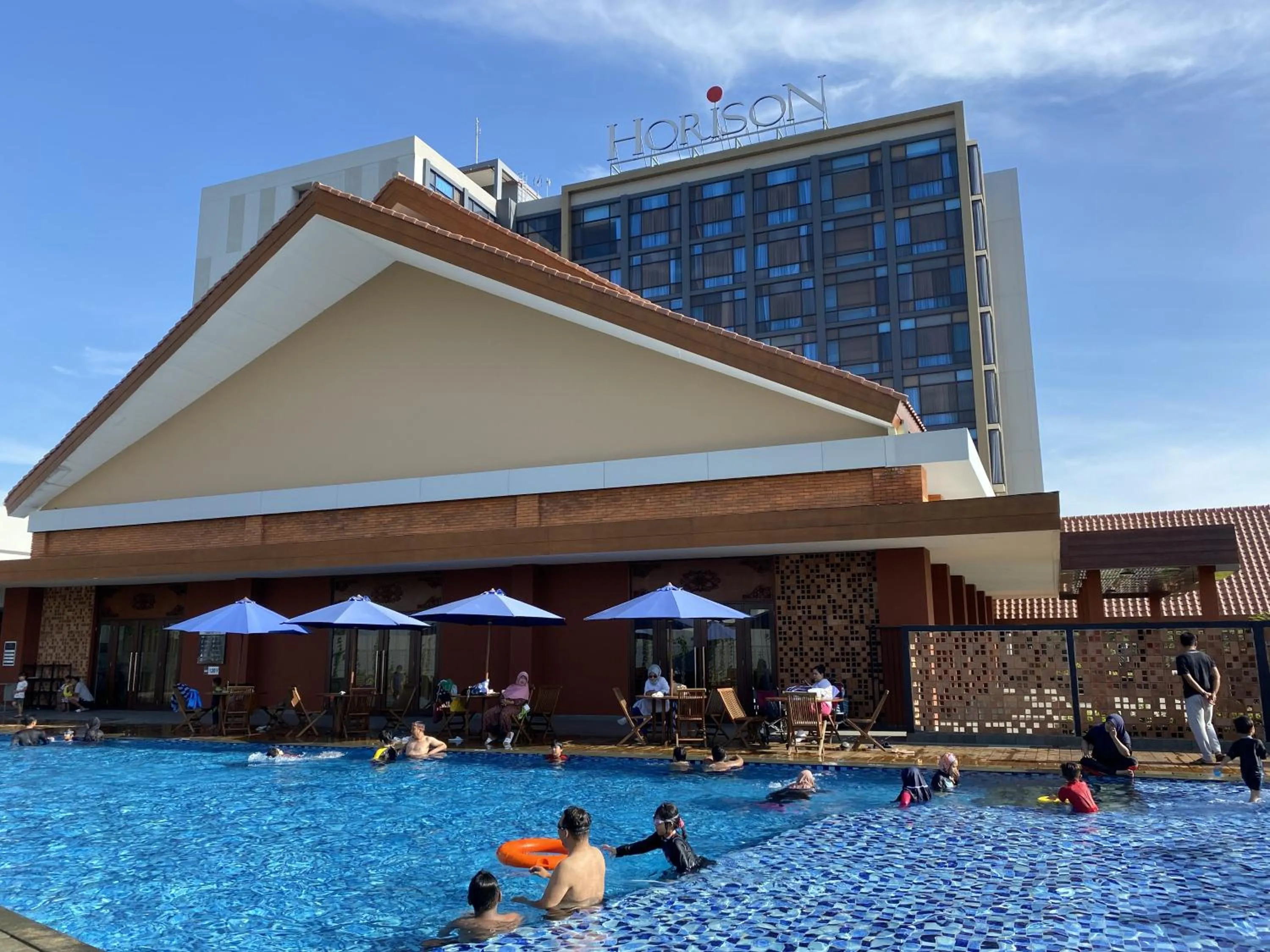 Swimming pool in Hotel Metland Smara Kertajati