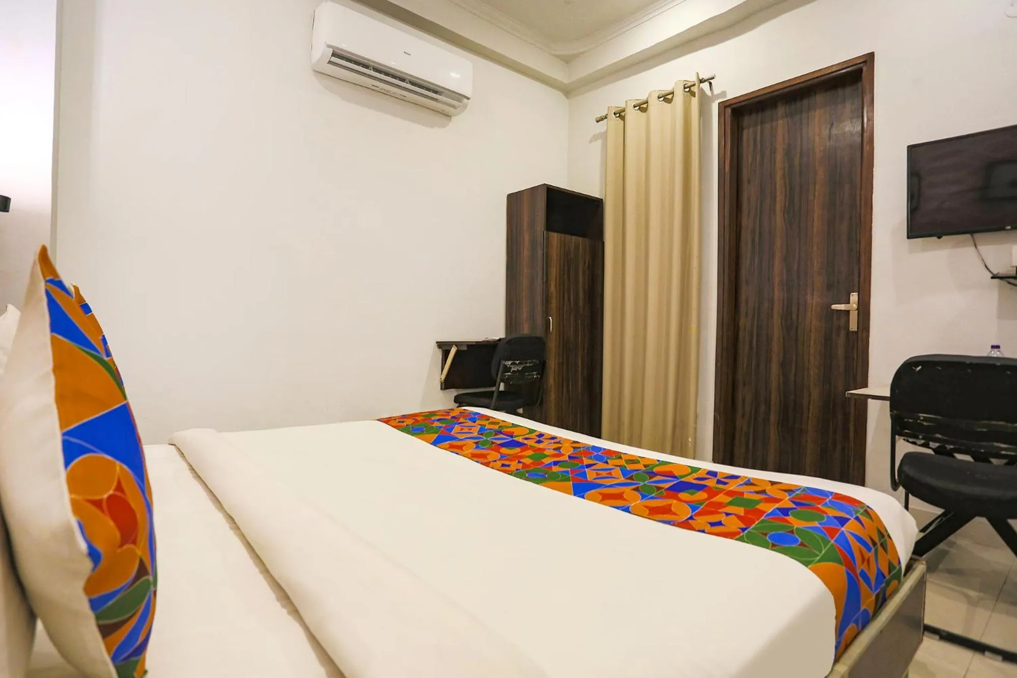 Communal lounge/ TV room, Bed in FabExpress Novel Suites - Nr Yashobhoomi Convention Centre