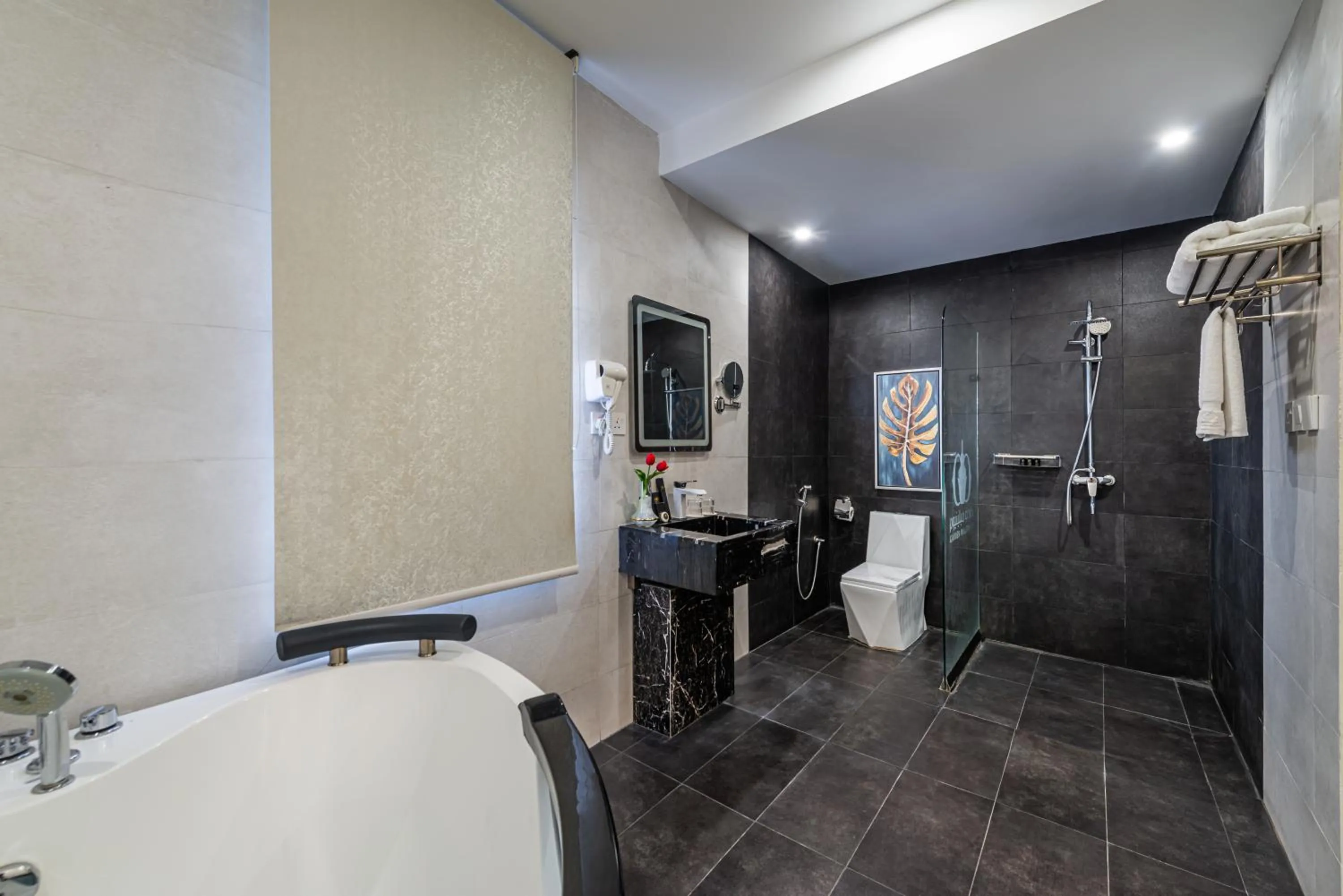 Shower in Garden Millennium Hotel