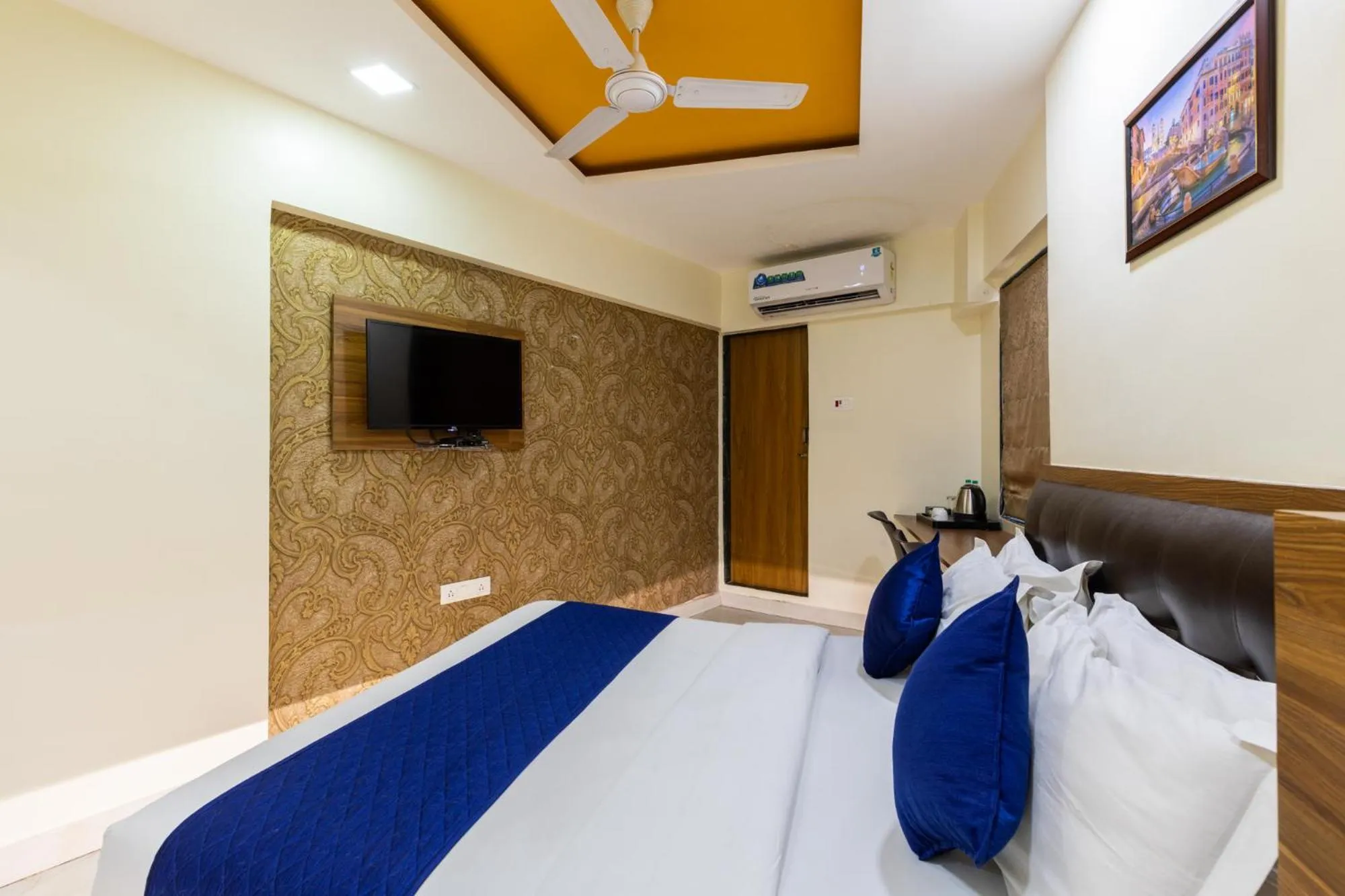 Bed in Hotel Jodiya - Near CST