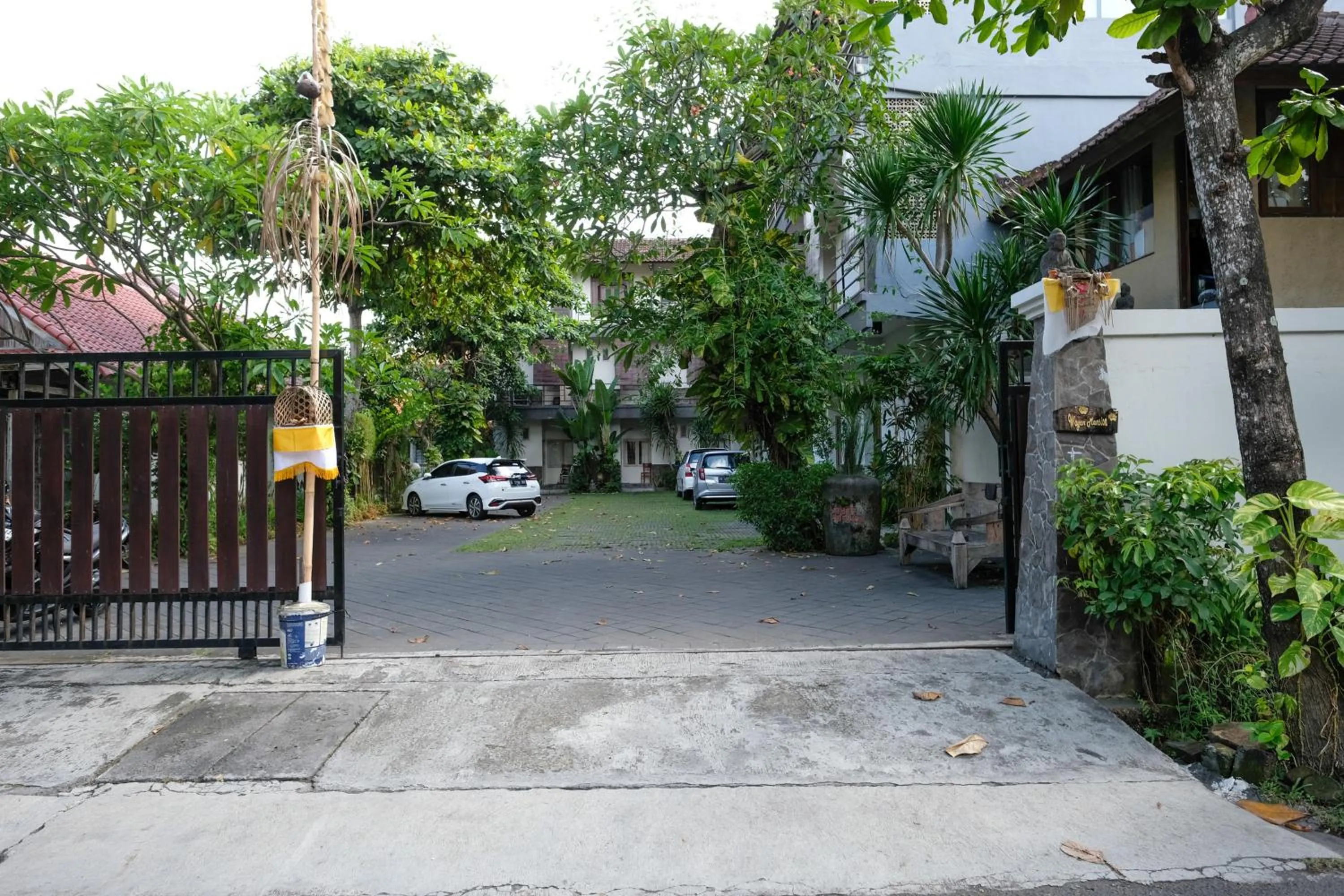 Facade/entrance in Urbanview Hotel Wayan Mansion