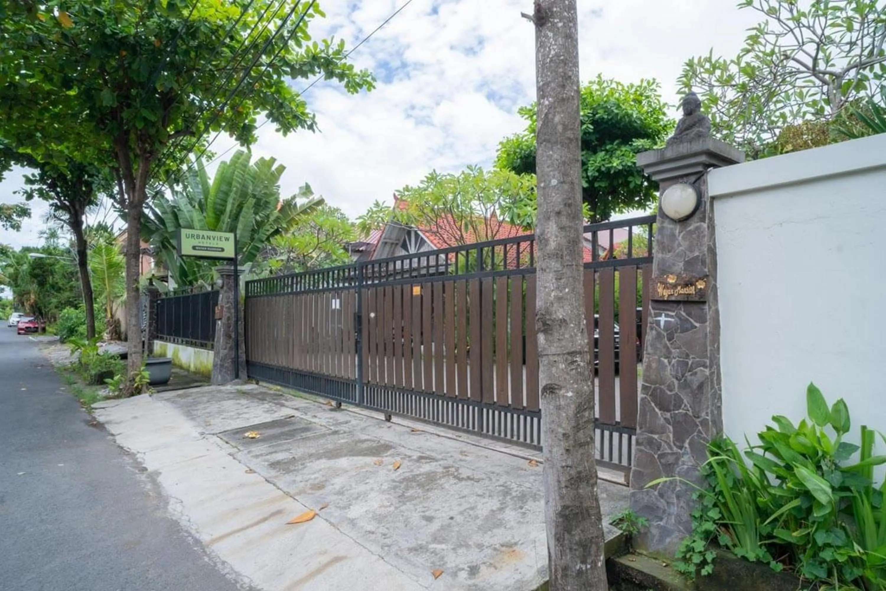 Facade/entrance in Urbanview Hotel Wayan Mansion