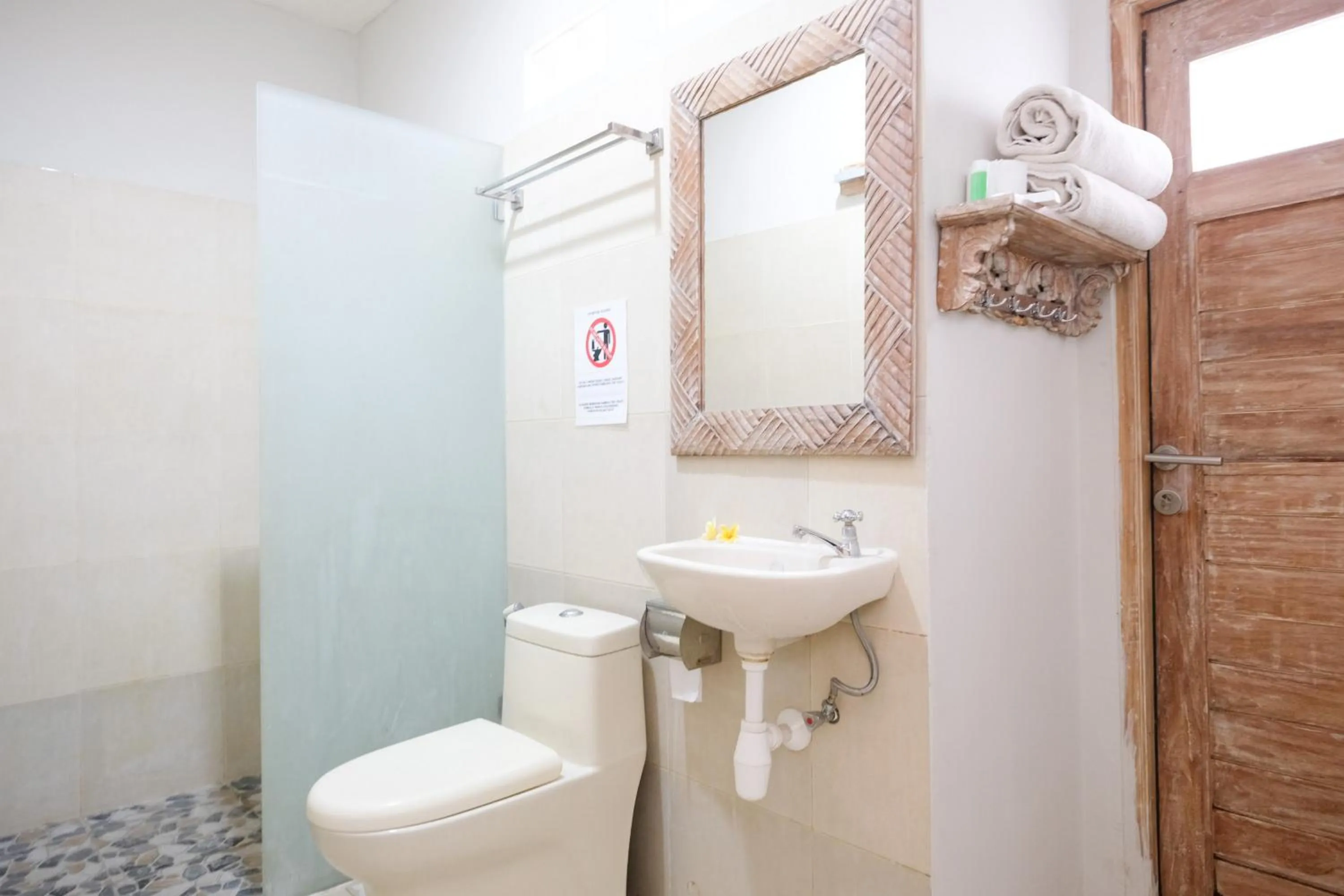 Bathroom in Urbanview Hotel Wayan Mansion