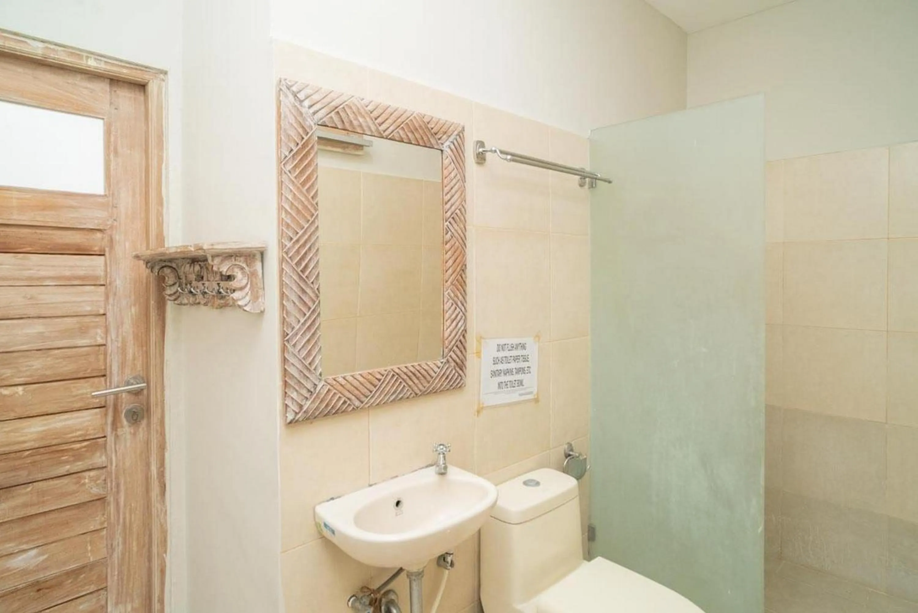 Bathroom in Urbanview Hotel Wayan Mansion