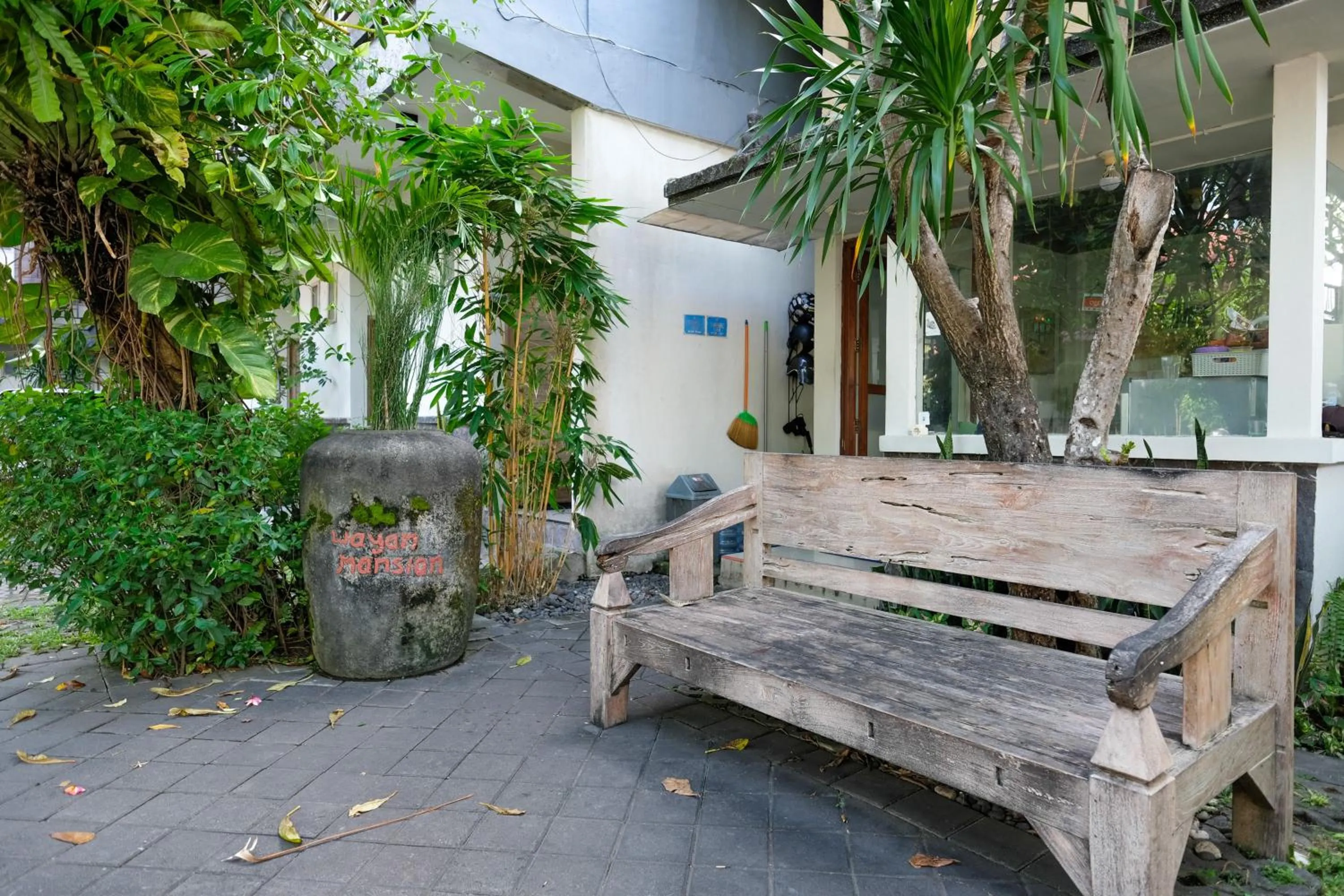 Seating area in Urbanview Hotel Wayan Mansion