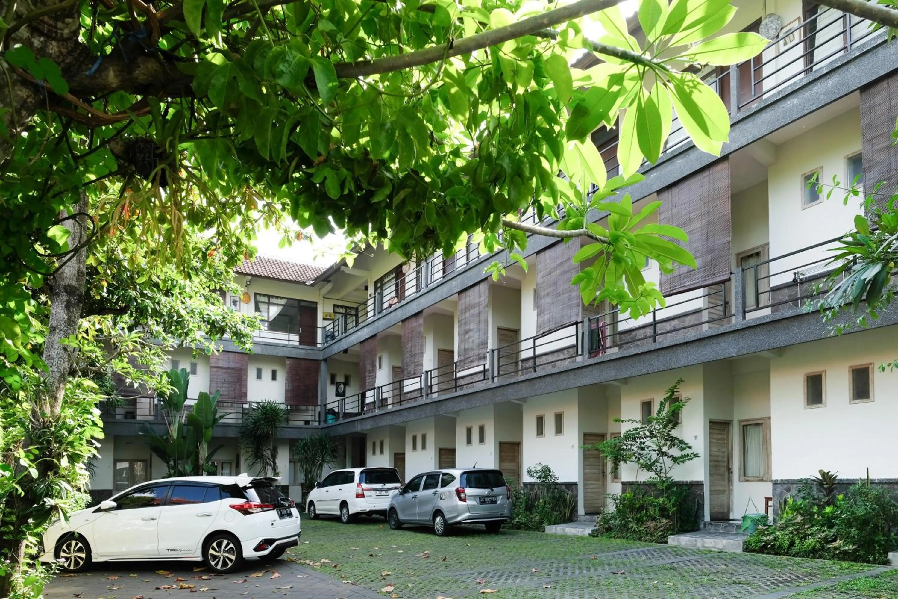 Facade/entrance in Urbanview Hotel Wayan Mansion