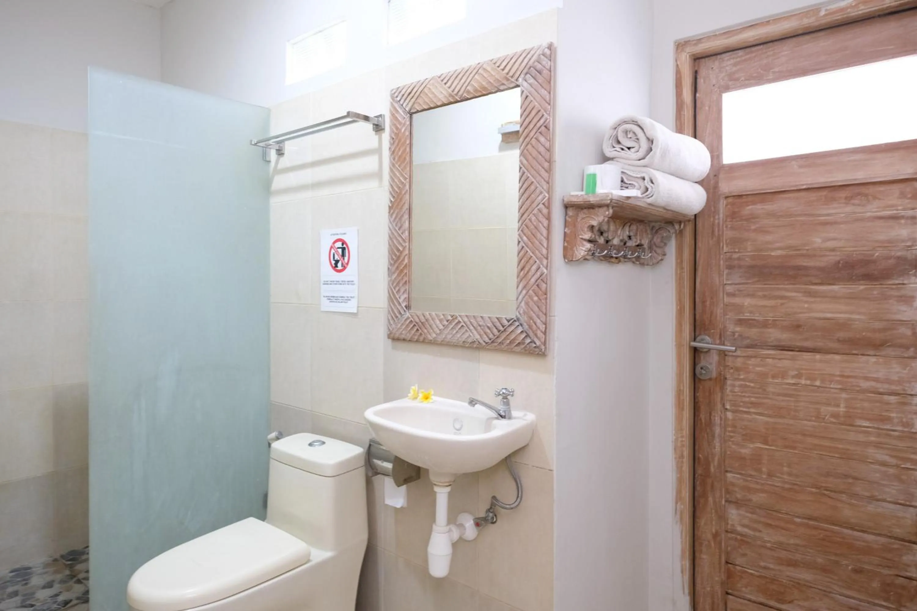 Bathroom in Urbanview Hotel Wayan Mansion