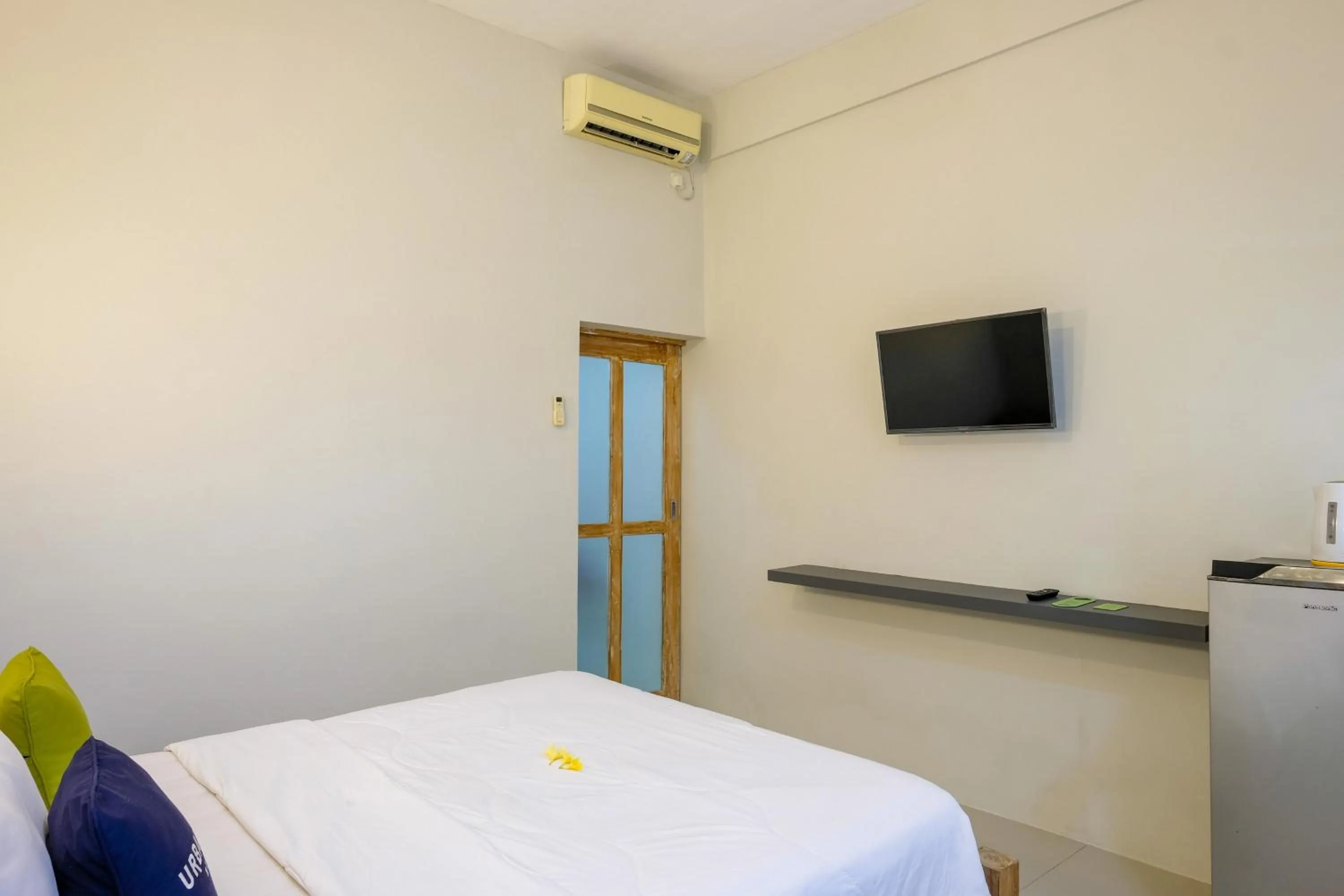 Bedroom, Bed in Urbanview Hotel Wayan Mansion