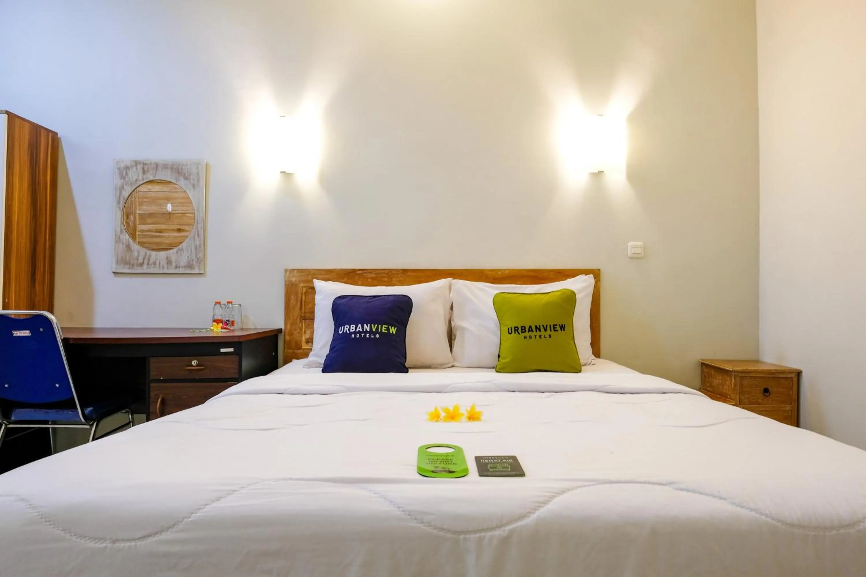 Bedroom, Bed in Urbanview Hotel Wayan Mansion