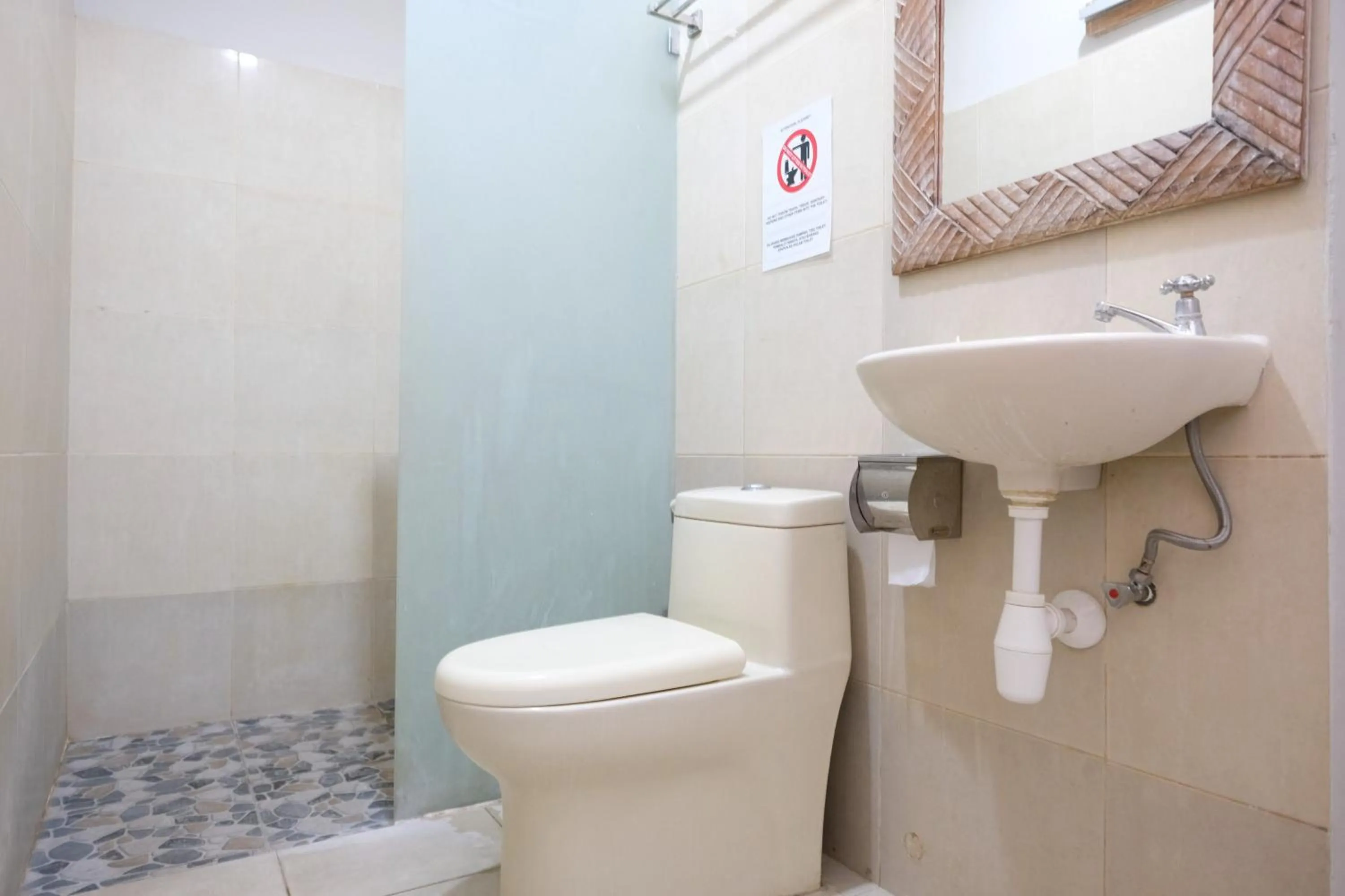 Bathroom in Urbanview Hotel Wayan Mansion
