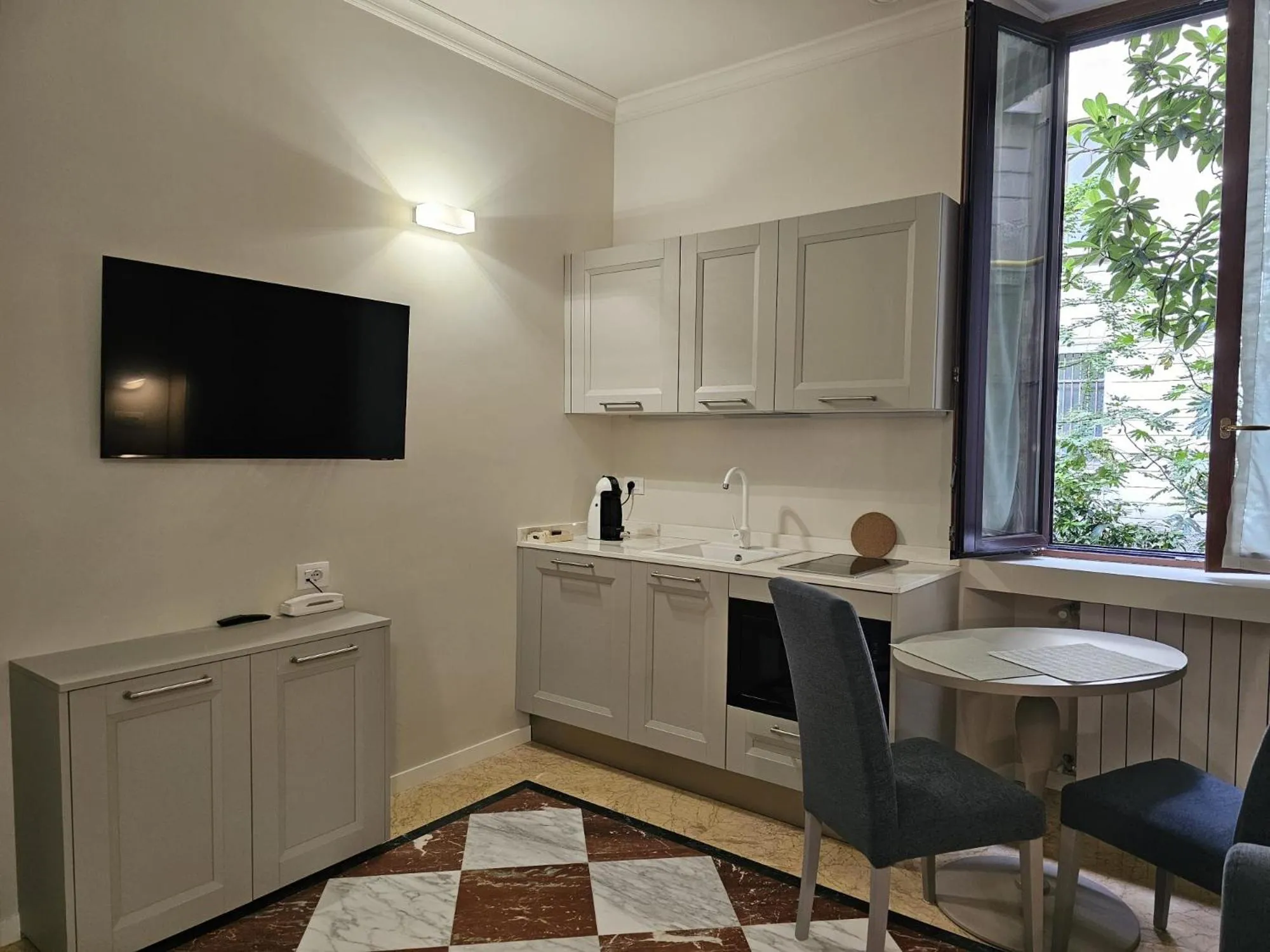 TV and multimedia in Andreola Central Hotel