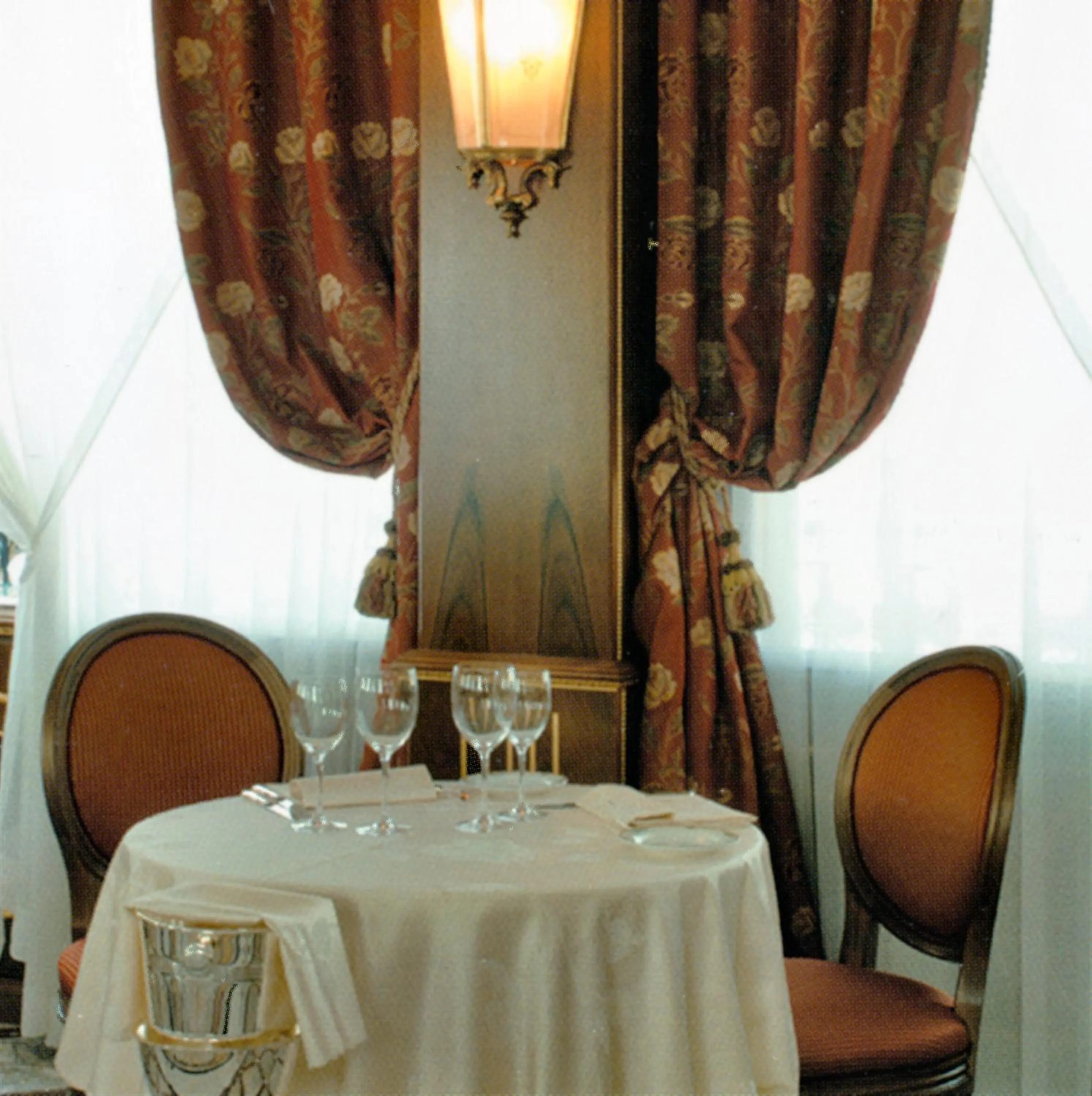 Restaurant/places to eat in Andreola Central Hotel