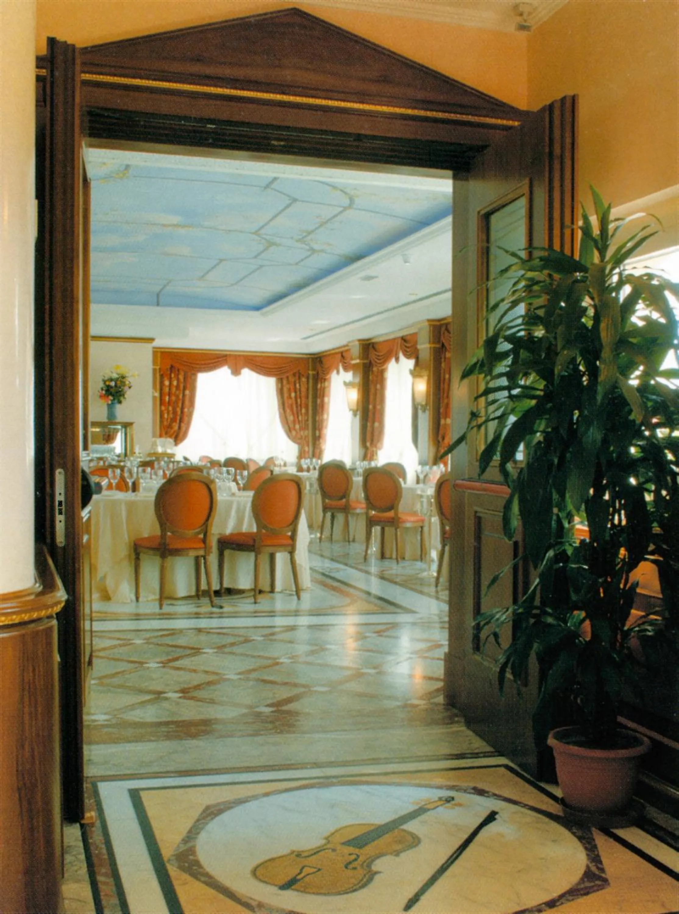 Restaurant/places to eat in Andreola Central Hotel