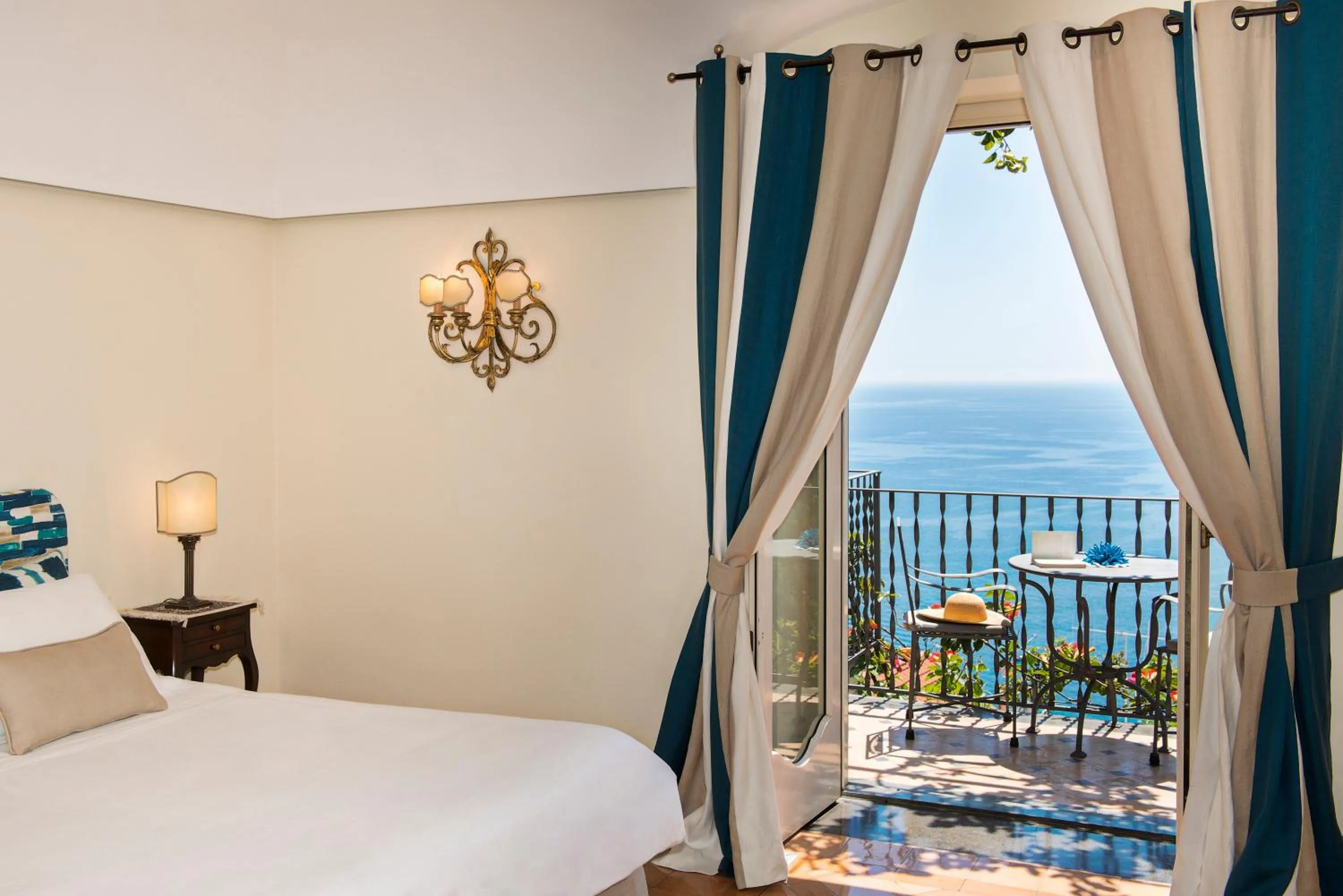 Balcony/Terrace, Bed in Hotel Punta Regina