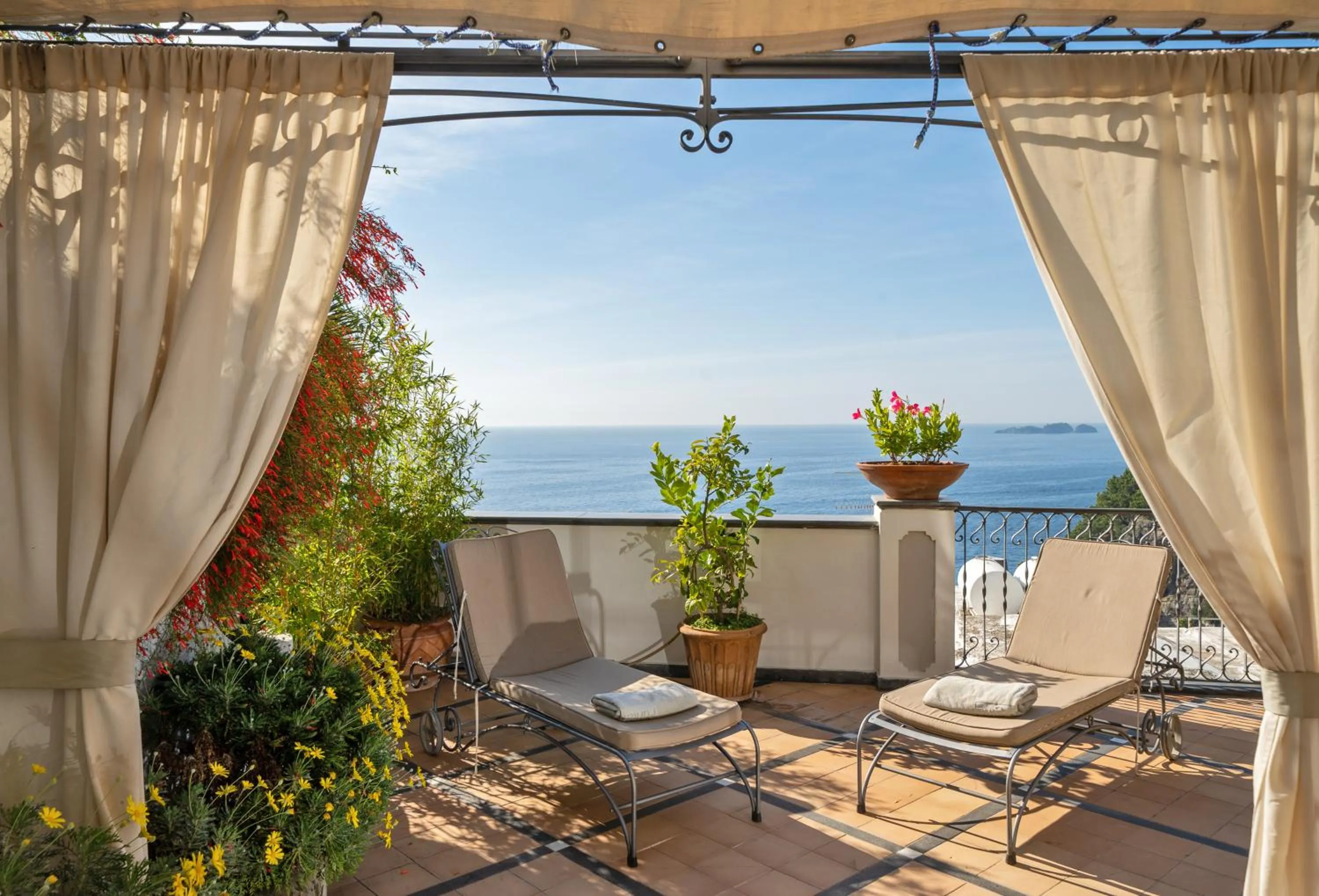 Patio in Hotel Punta Regina