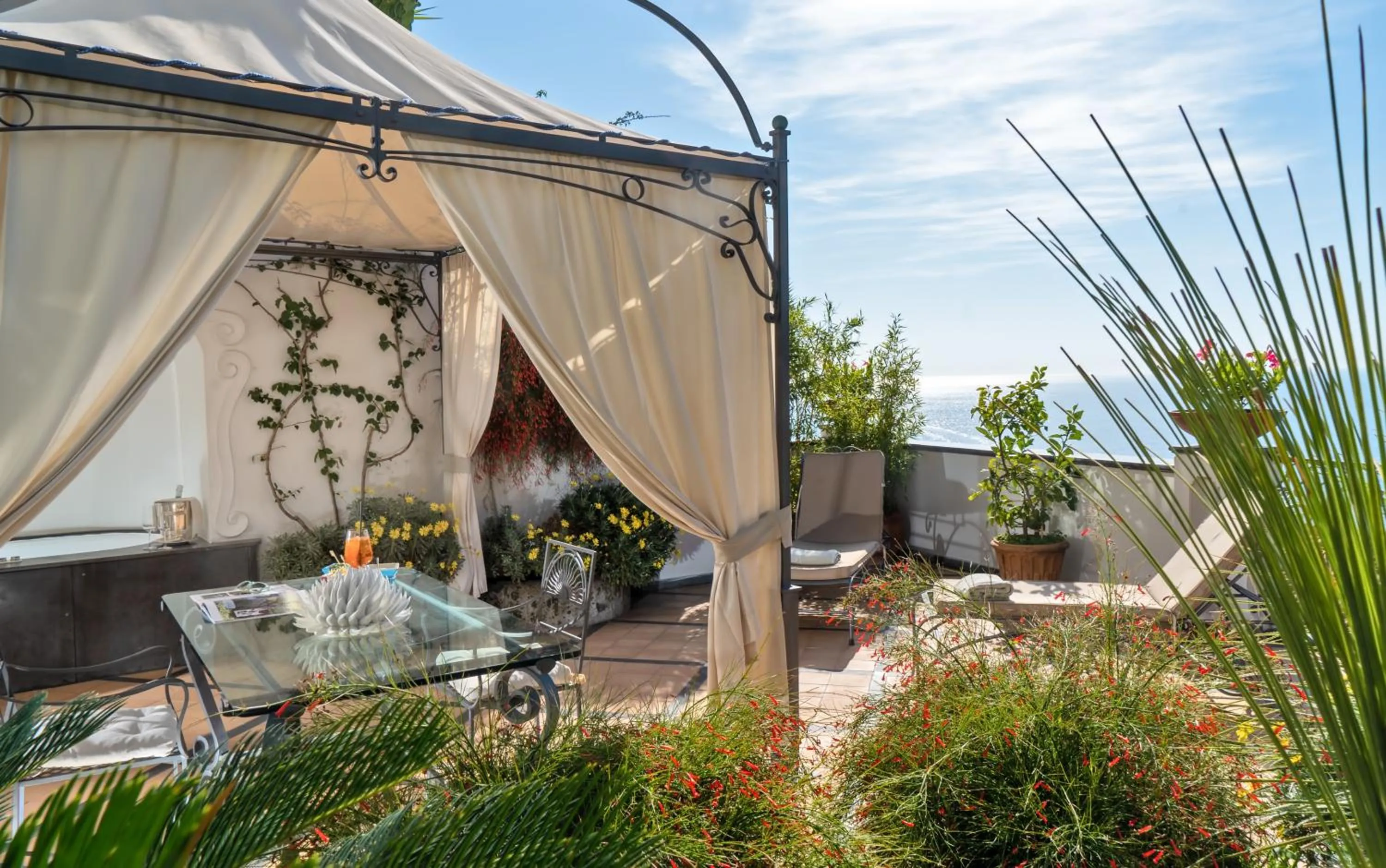 Patio in Hotel Punta Regina