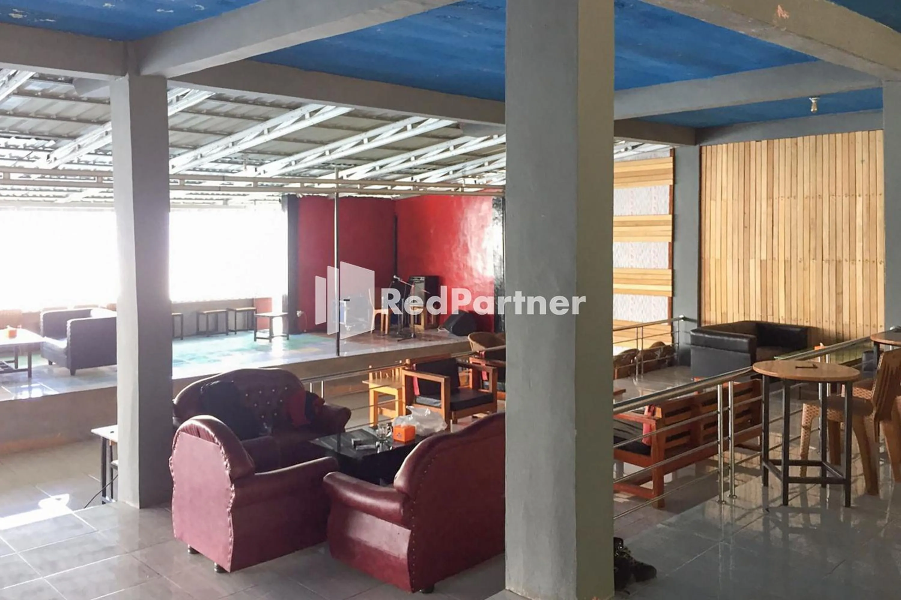 Seating area in Aquino Marito Homestay Mitra RedDoorz