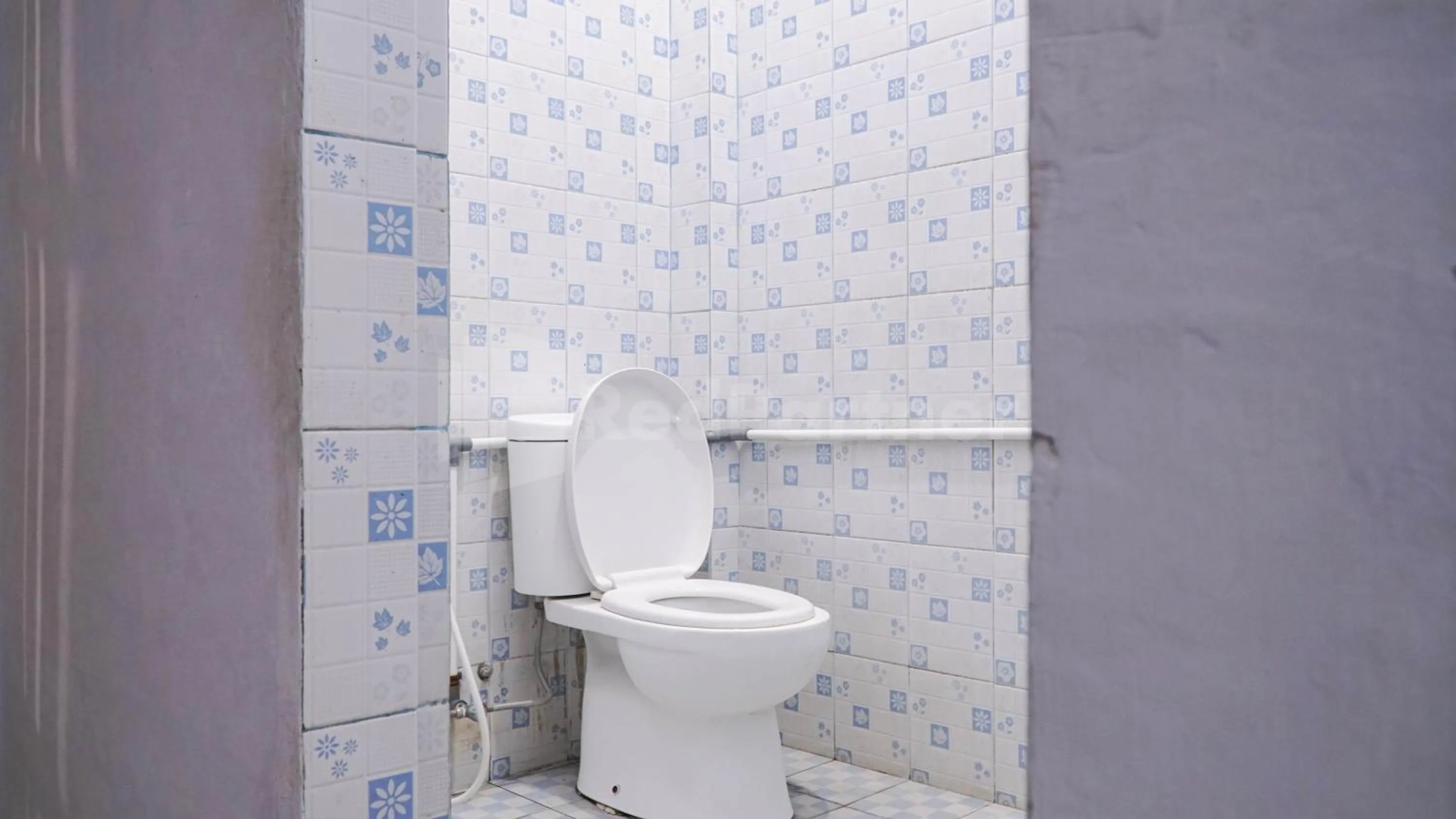 Bathroom in The Karo's Residence Mitra RedDoorz