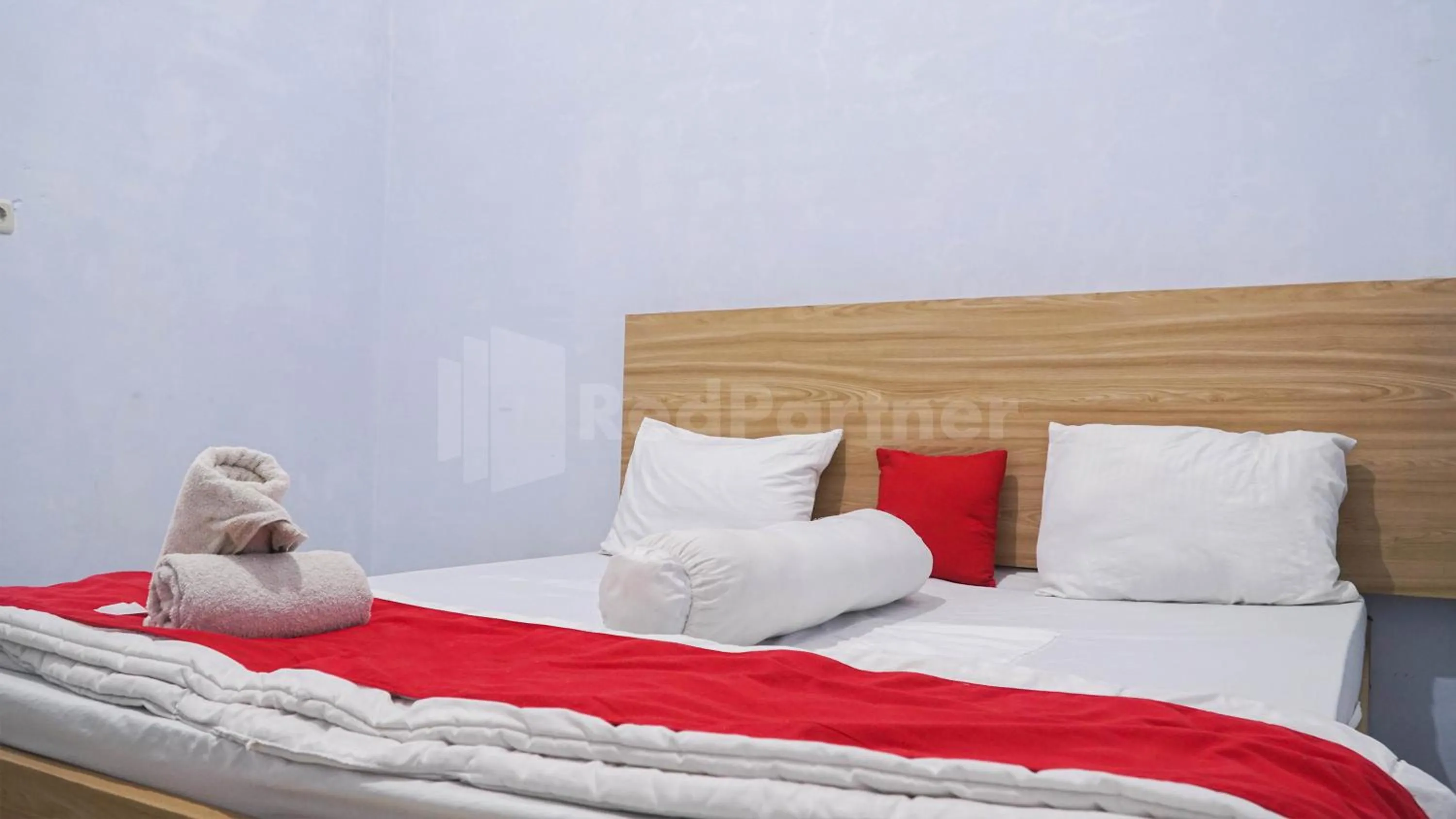 Bedroom, Bed in The Karo's Residence Mitra RedDoorz