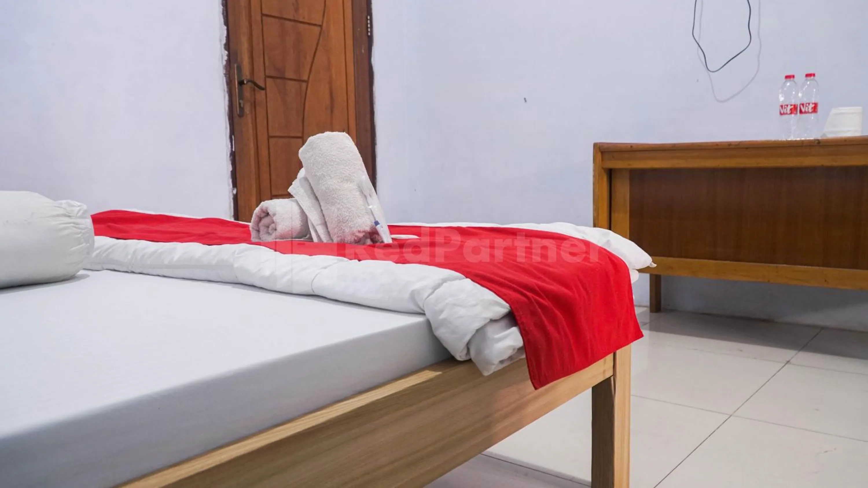 Bedroom, Bed in The Karo's Residence Mitra RedDoorz