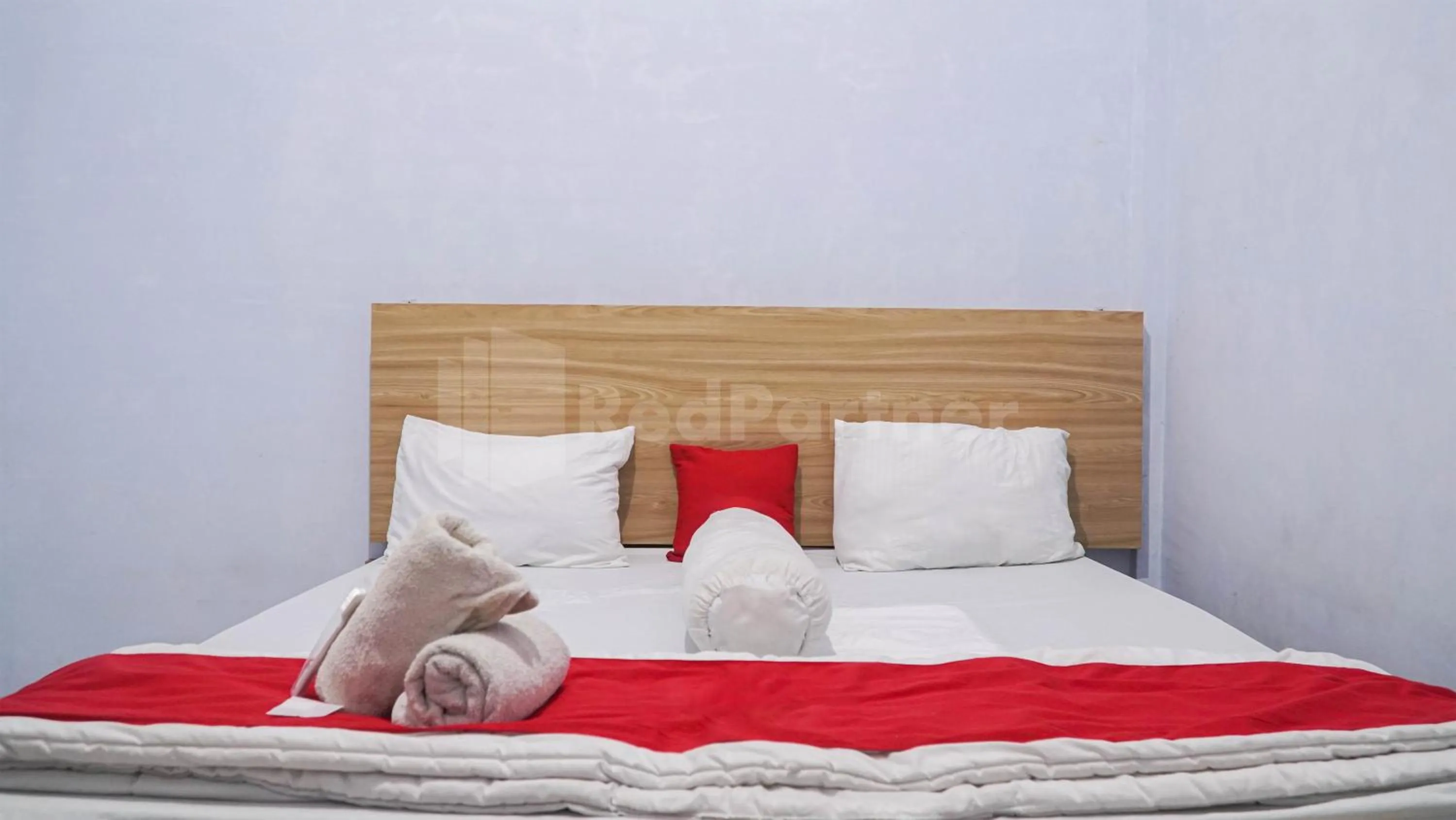 Bedroom, Bed in The Karo's Residence Mitra RedDoorz