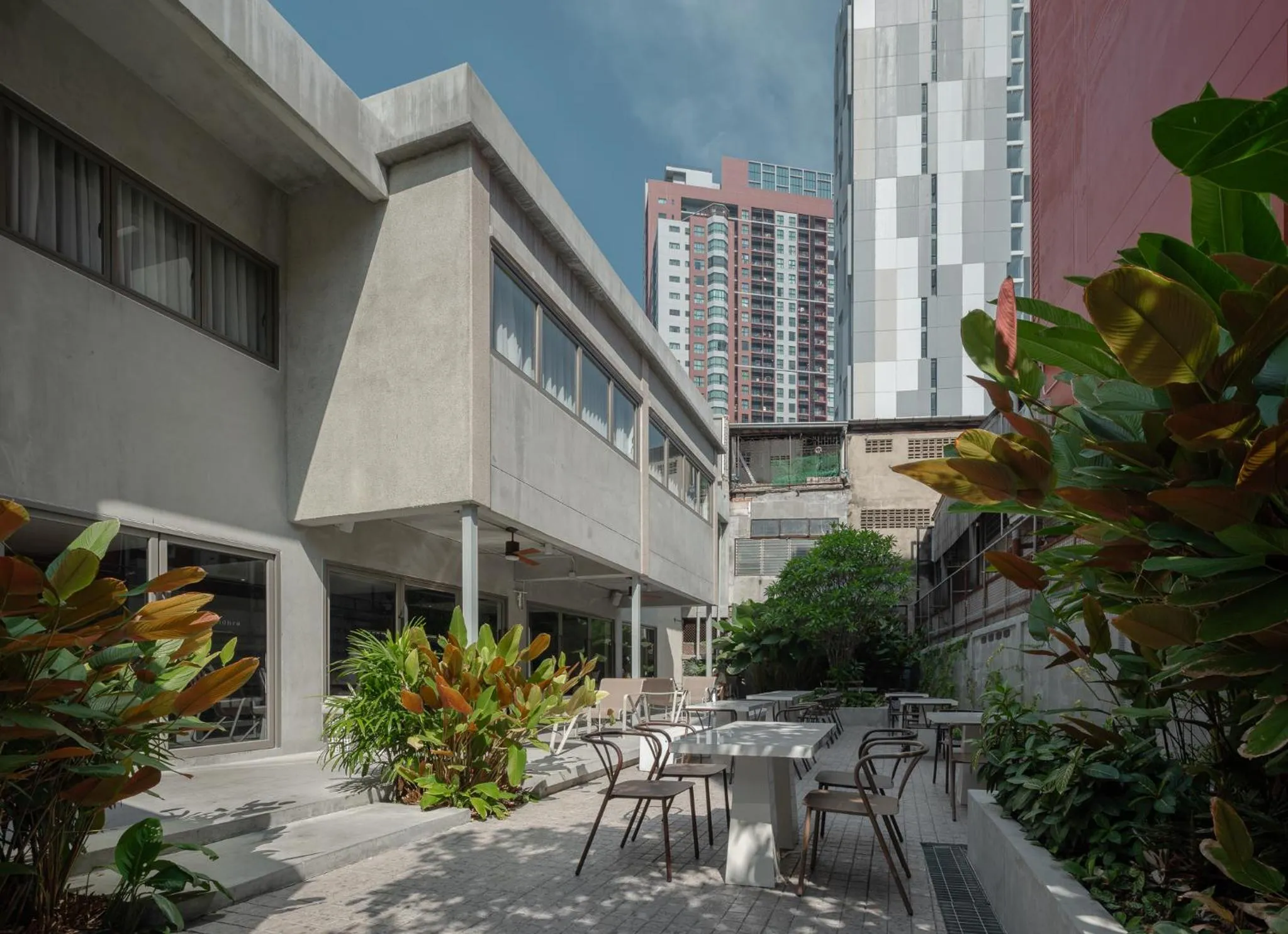 Property building in Nidhra Boutique Hotel Bangkok Sukhumvit