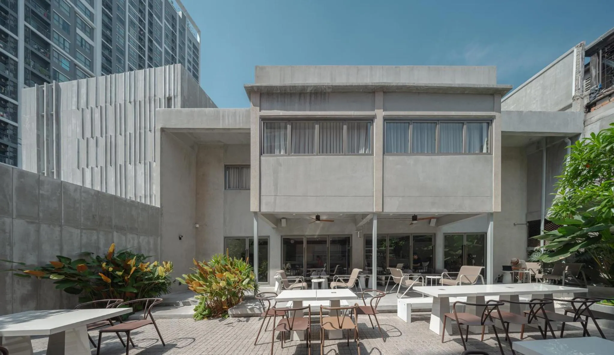 Property building in Nidhra Boutique Hotel Bangkok Sukhumvit