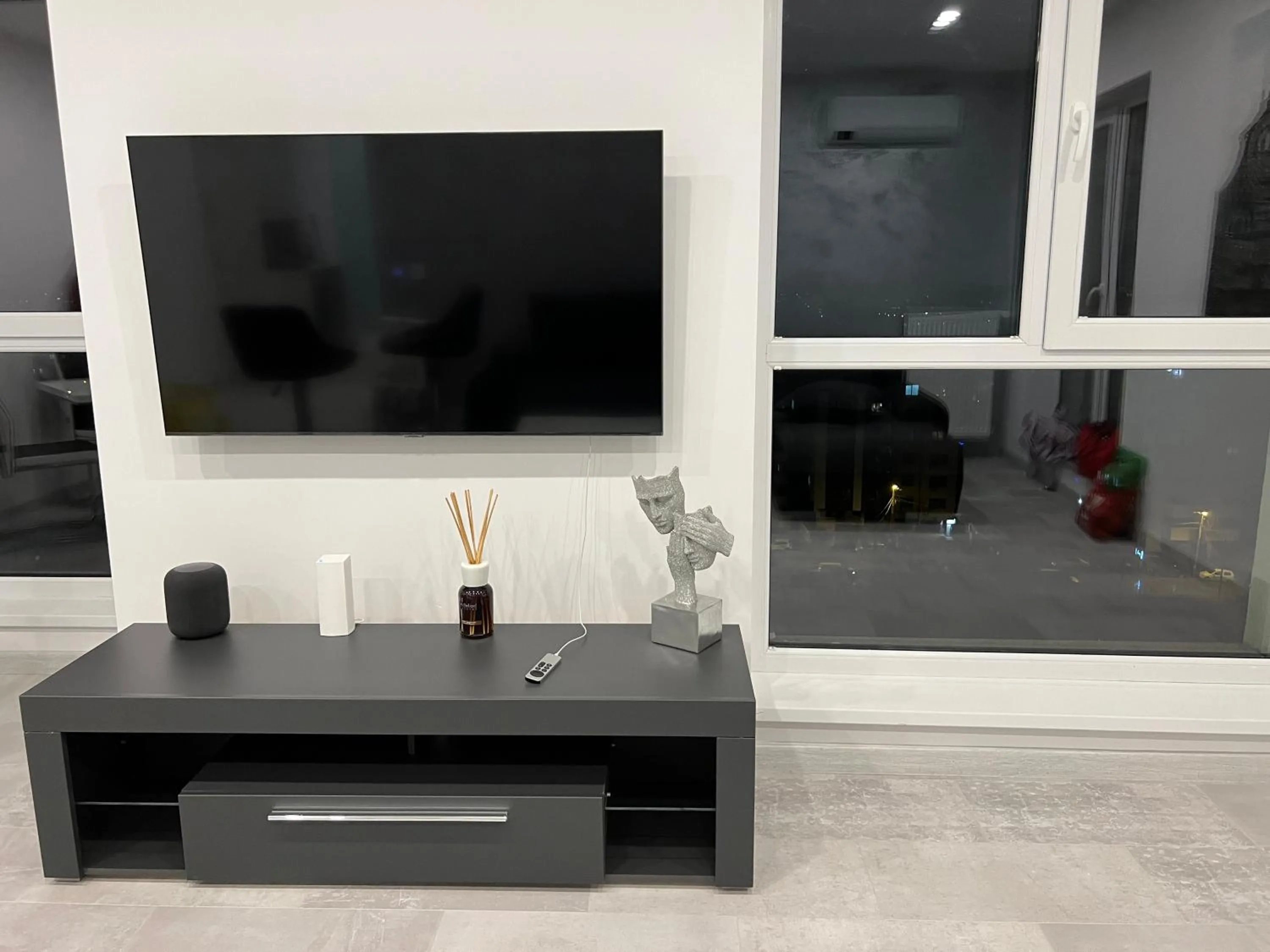 TV and multimedia in Amazing 2-Room Penthouse Cityview W13