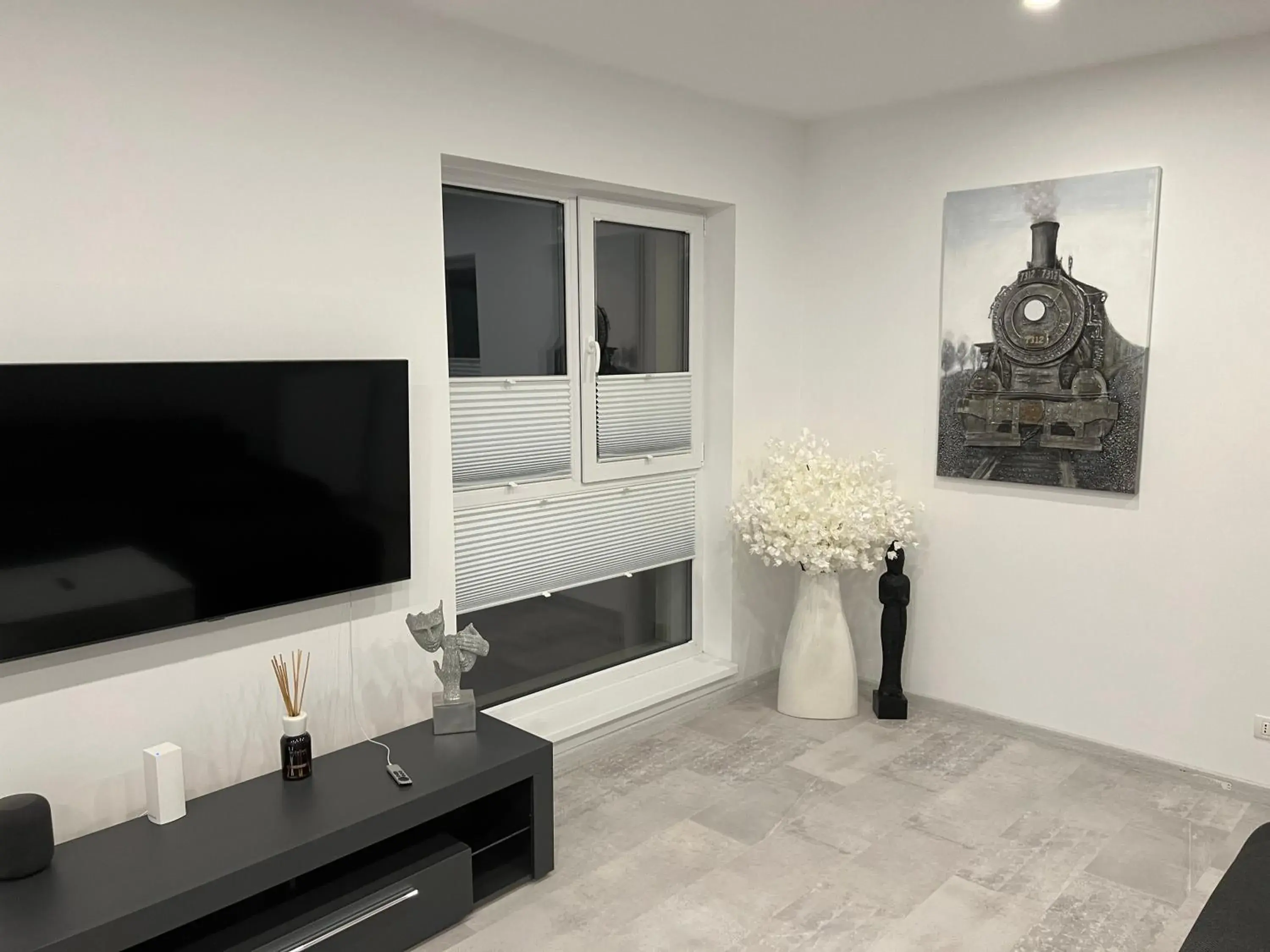 Amazing 2-Room Penthouse Cityview W13 Amazing 2-Room Penthouse Cityview W13