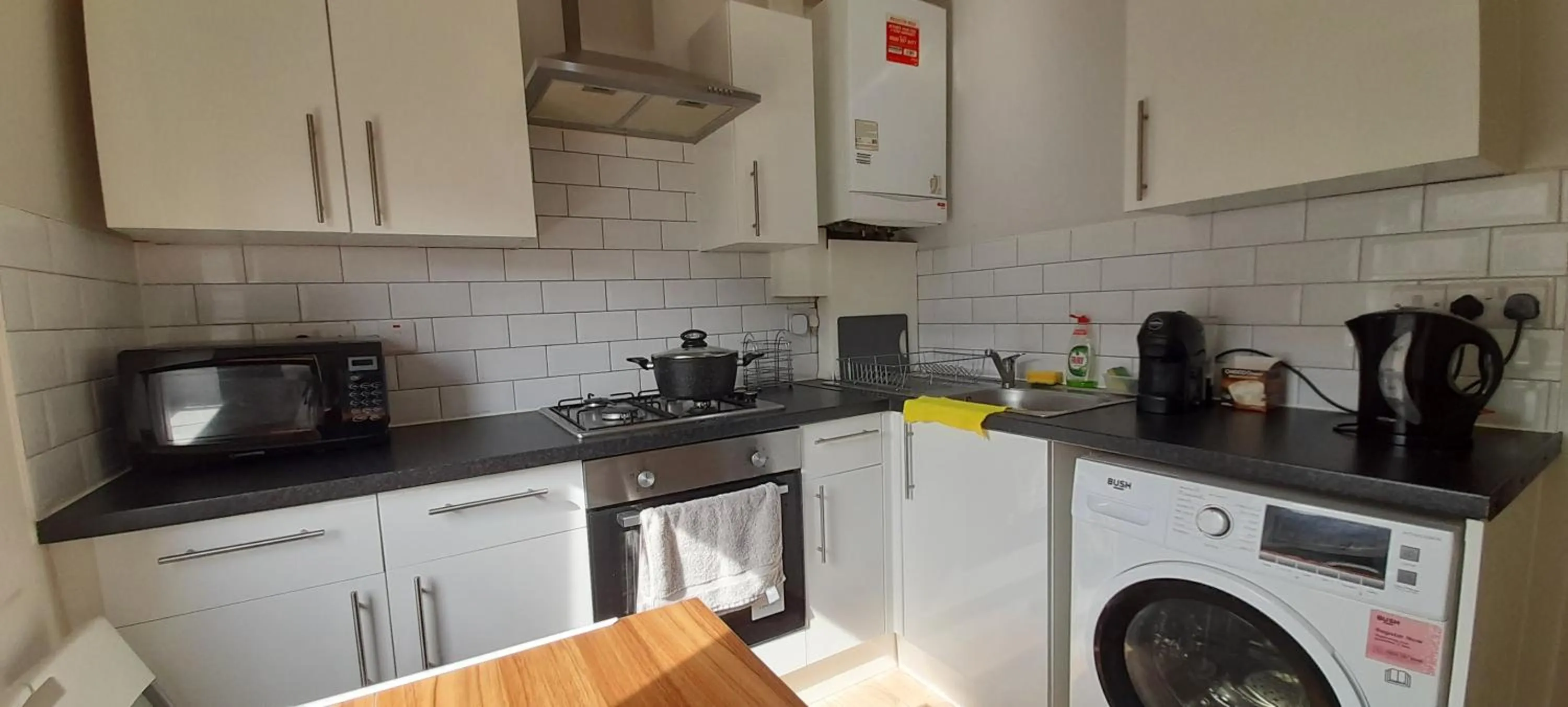 Communal kitchen in Comfy Fenia Stay