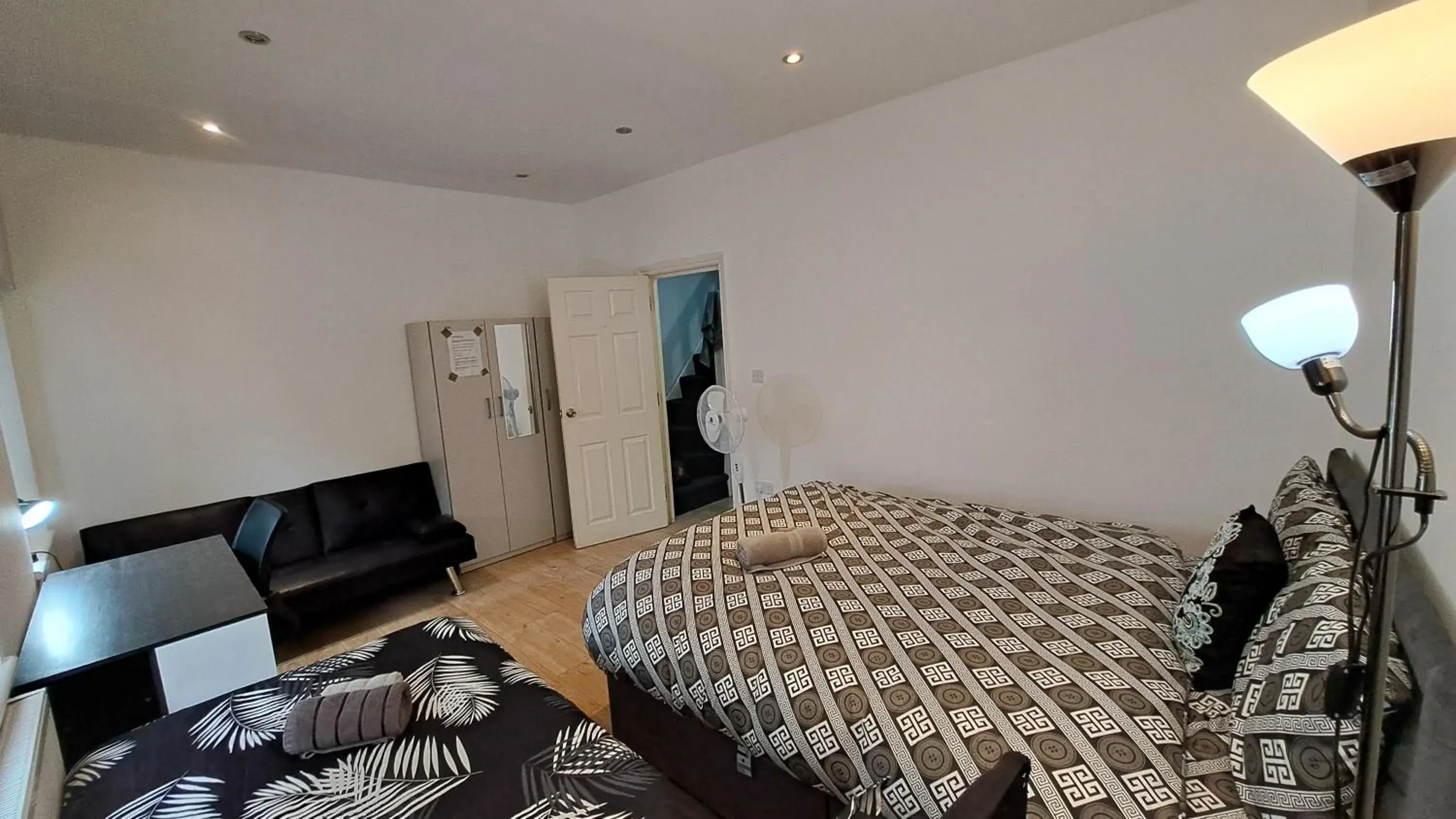 Deluxe Suite in Comfy Fenia Stay Deluxe Suite in Comfy Fenia Stay