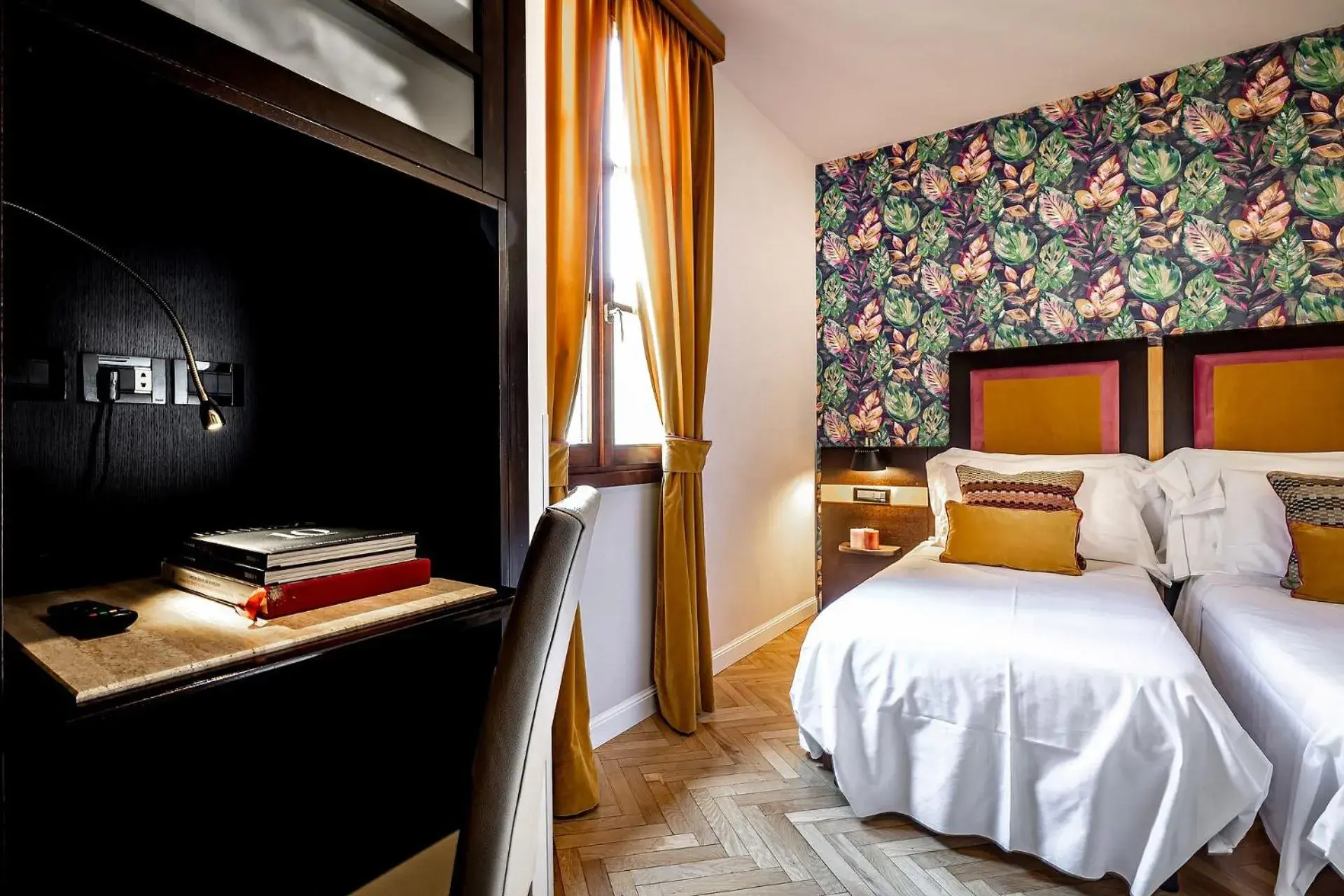 Standard Double Room with Courtyard View in Hotel Duomo Firenze Standard Double Room with Courtyard View in Hotel Duomo Firenze