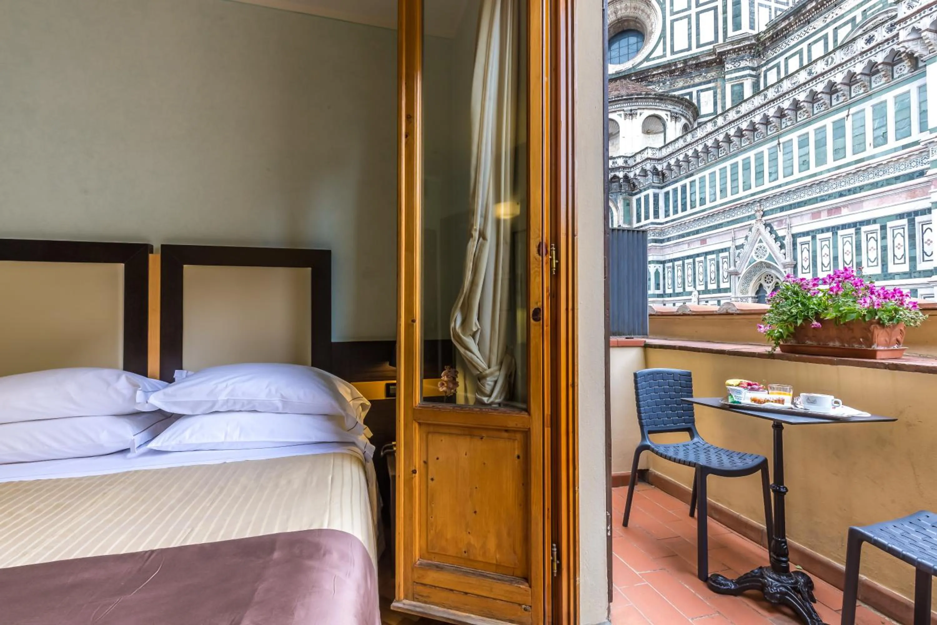 Balcony/Terrace, Bed in Hotel Duomo Firenze
