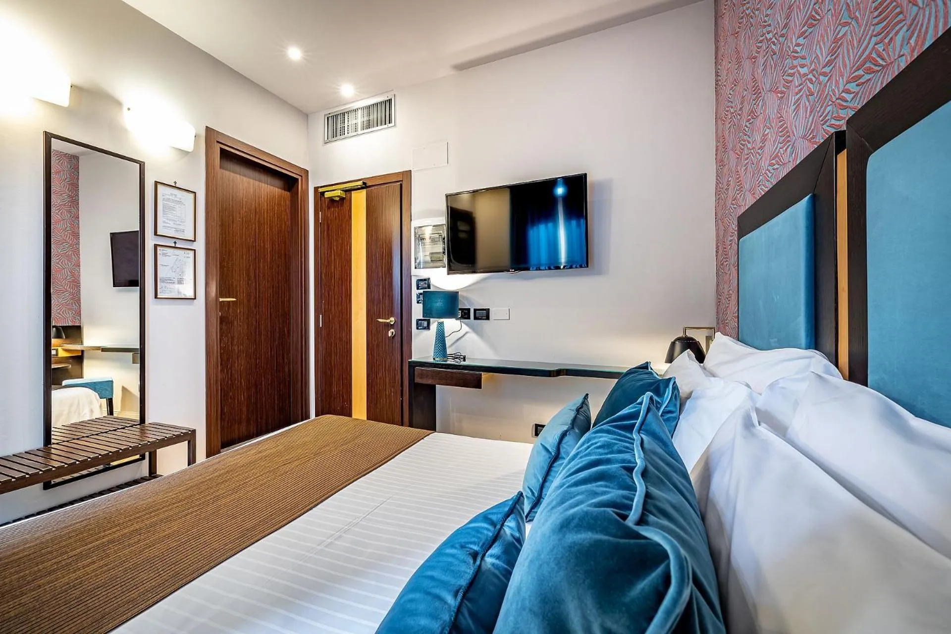 Photo of the whole room, Bed in Hotel Duomo Firenze