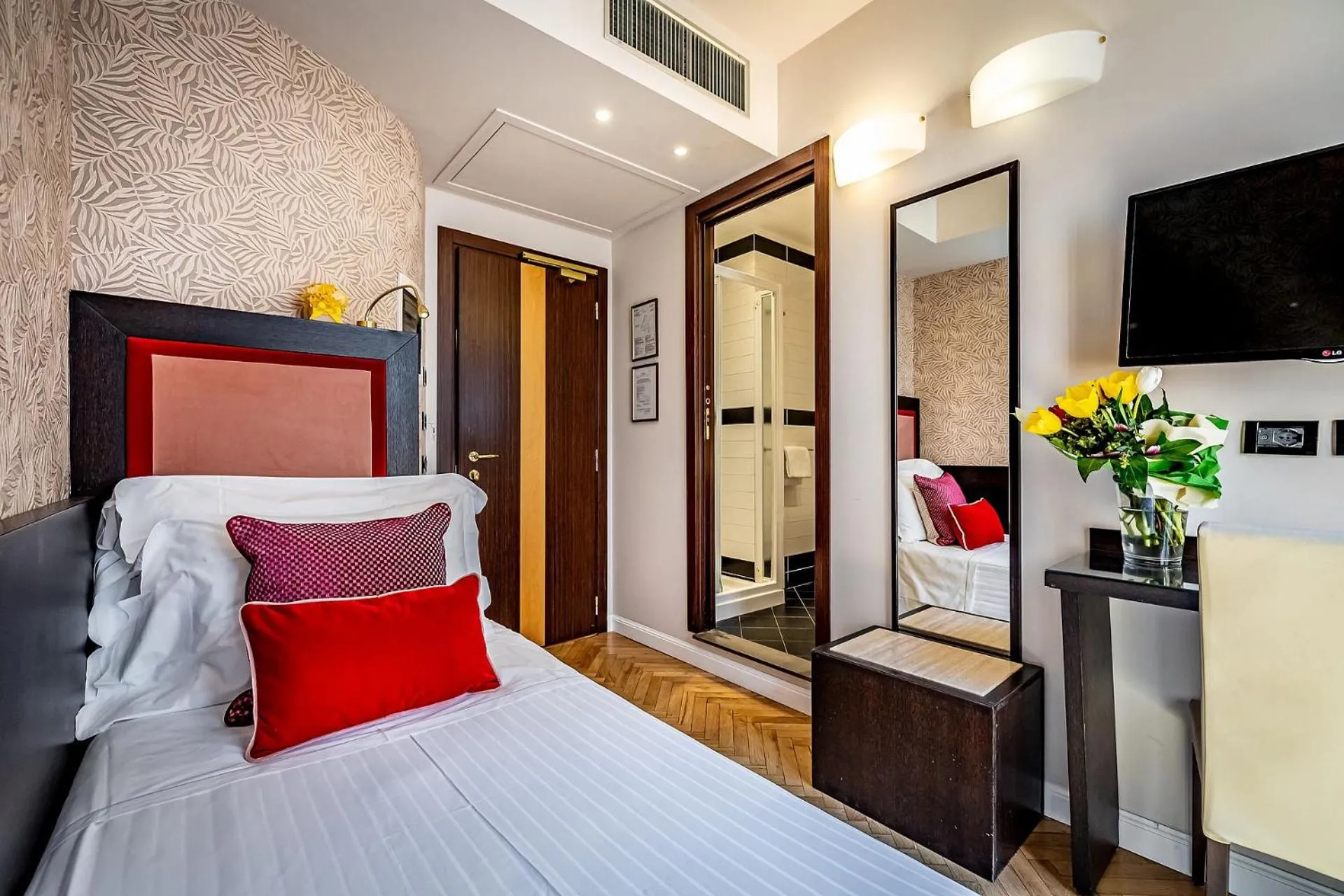 Photo of the whole room, Bed in Hotel Duomo Firenze