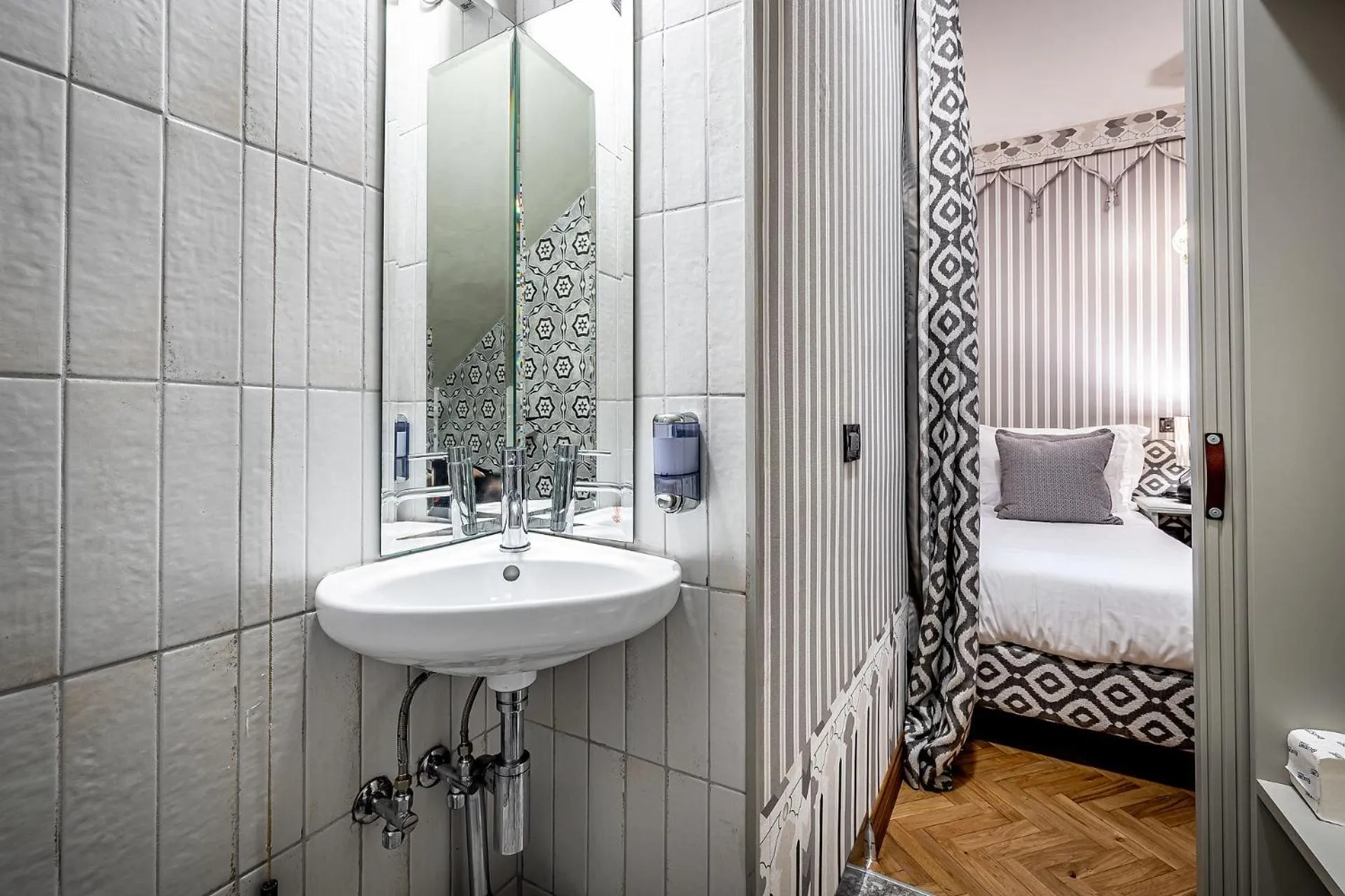 Bathroom, Bed in Hotel Duomo Firenze