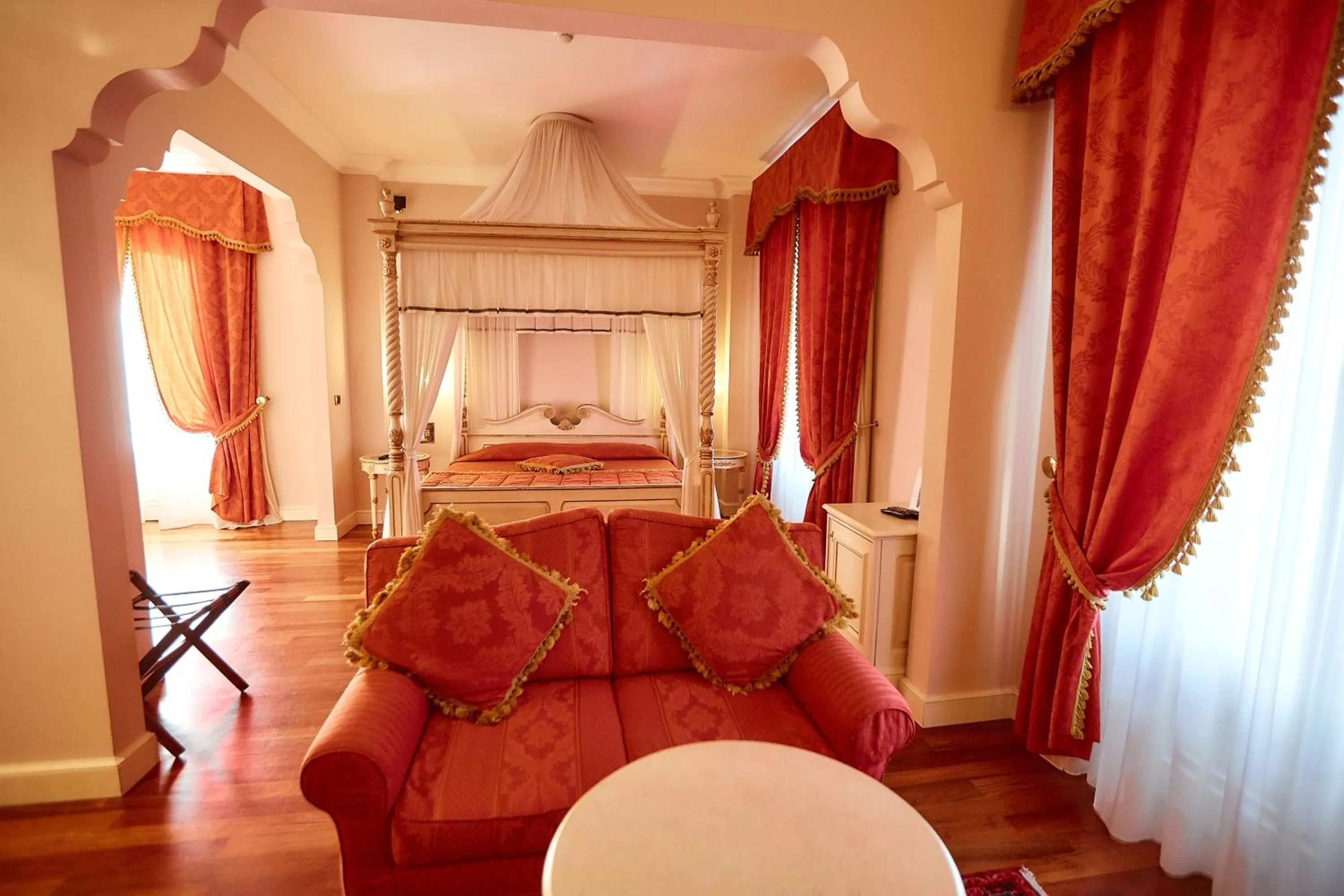 Living room, Bed in Hotel Villa Il Patriarca
