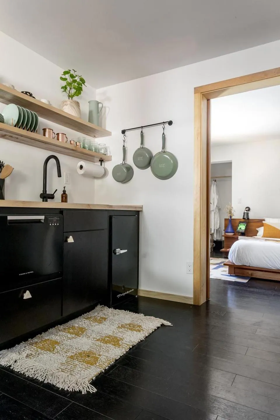 Kitchen or kitchenette, Bed in The Herwood Inn