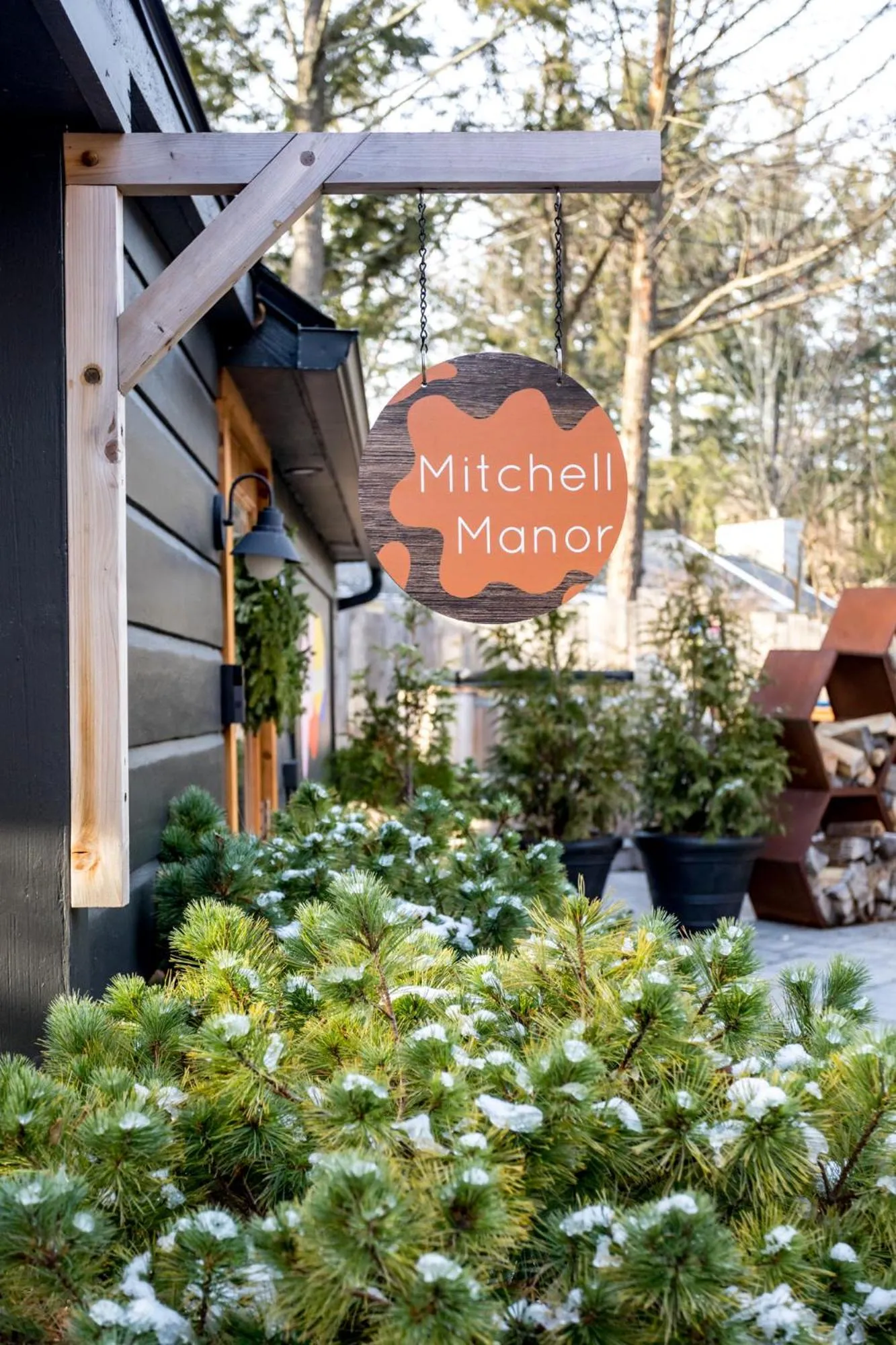 Facade/entrance in The Herwood Inn