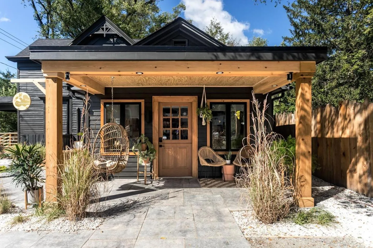 Communal lounge/ TV room in The Herwood Inn