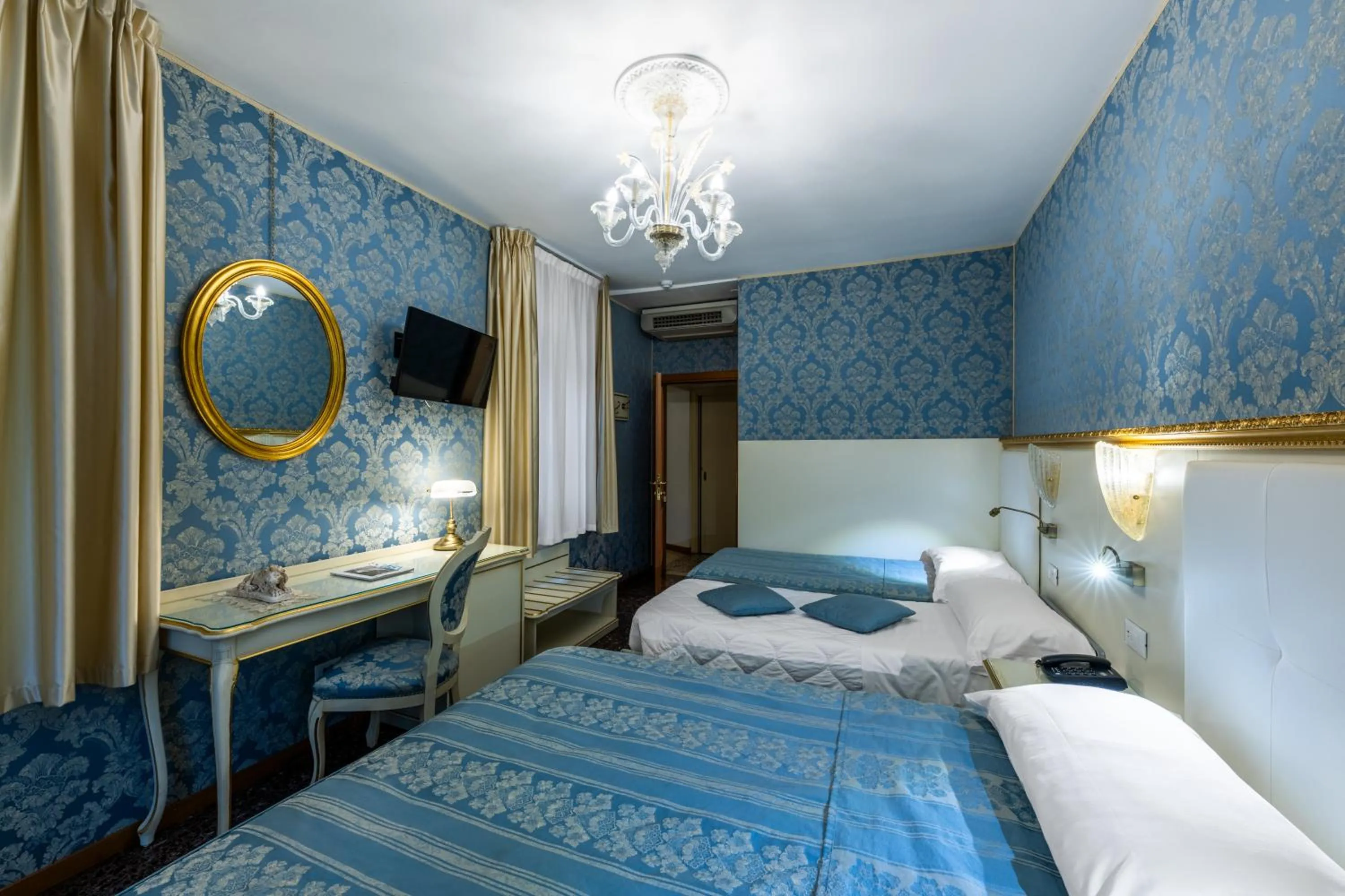 Photo of the whole room, Bed in Hotel Il Mercante di Venezia