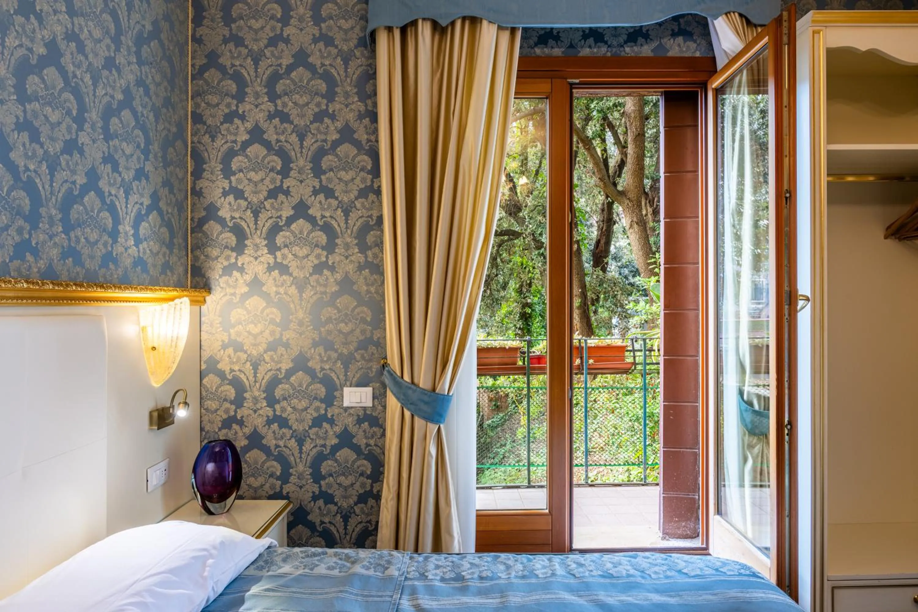 Photo of the whole room, Bed in Hotel Il Mercante di Venezia
