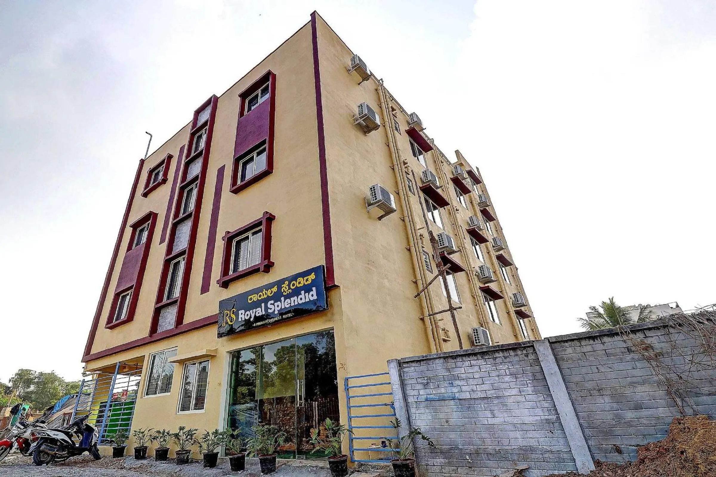 Facade/entrance in Hotel O Royal Suites