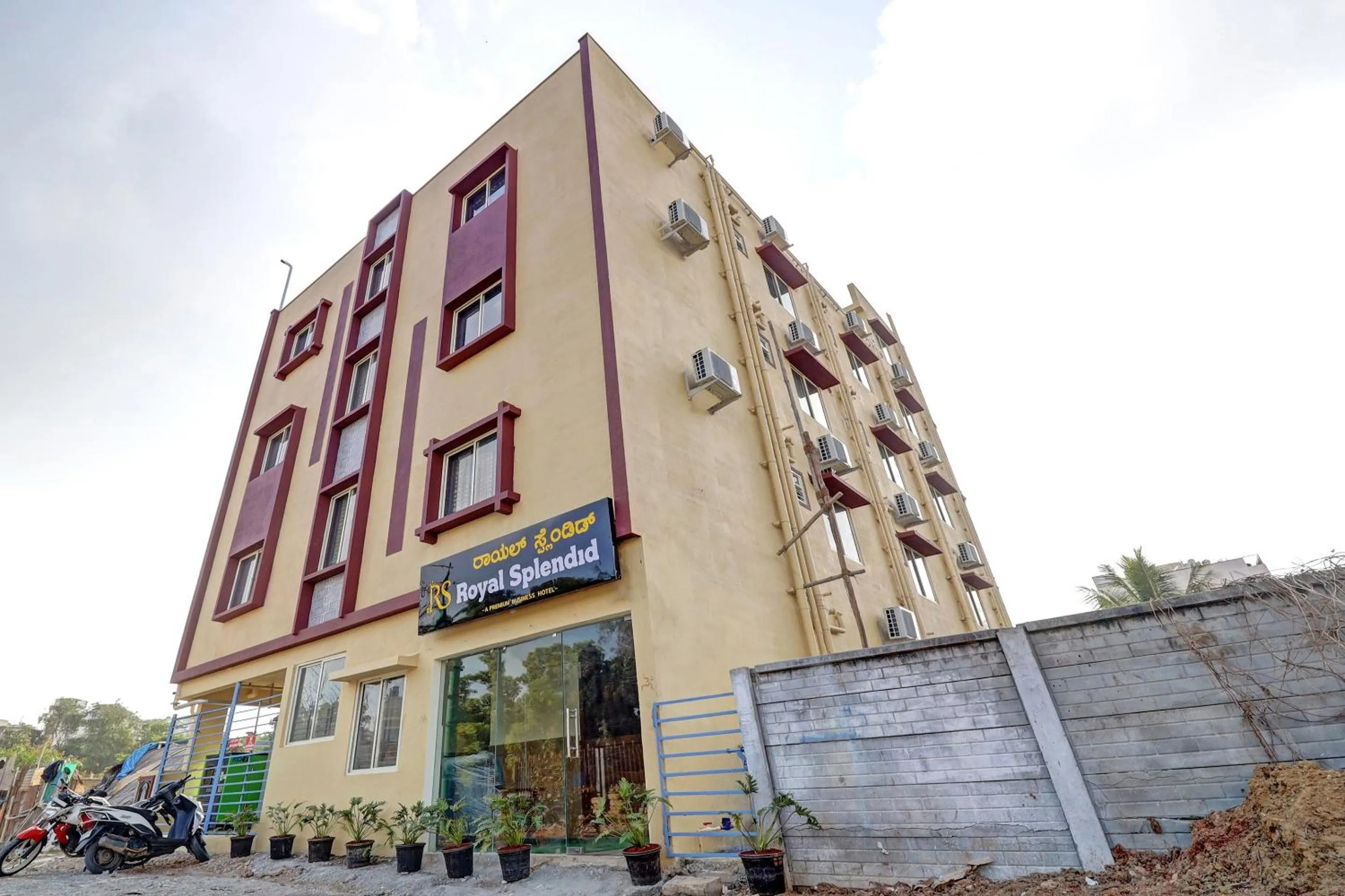 Facade/entrance in Hotel O Royal Suites