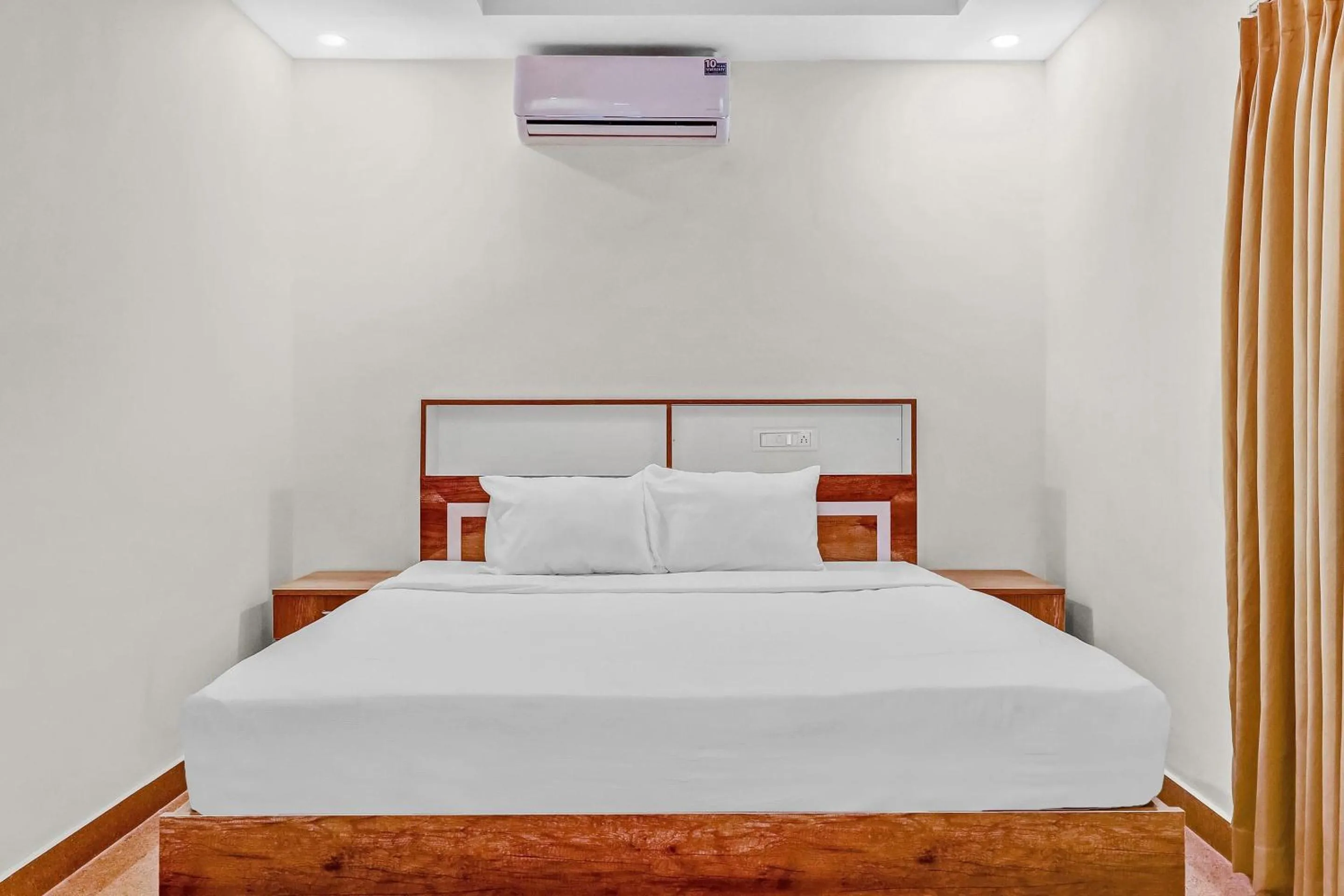 Bathroom, Bed in Hotel O Royal Suites