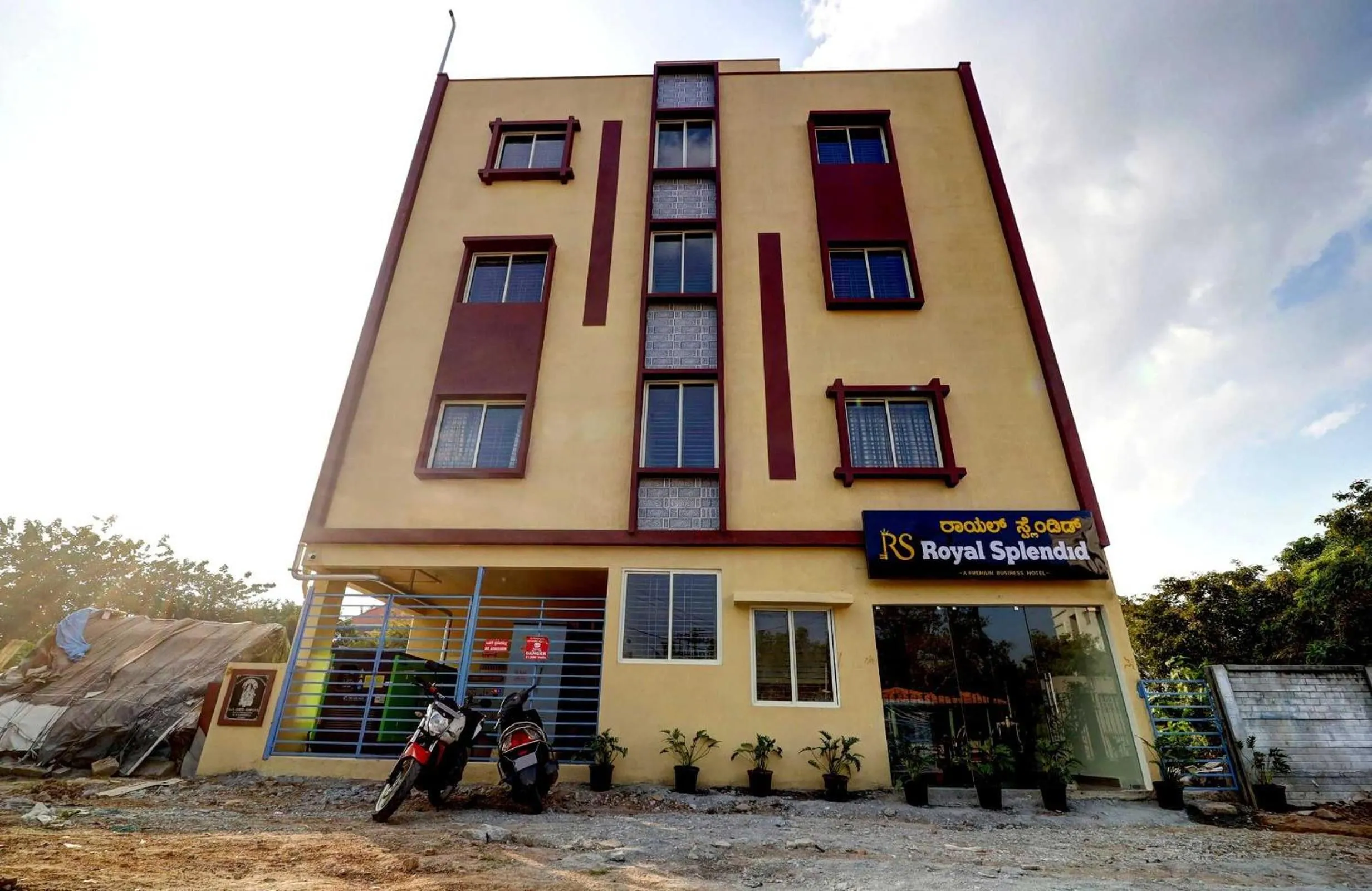 Facade/entrance in Hotel O Royal Suites