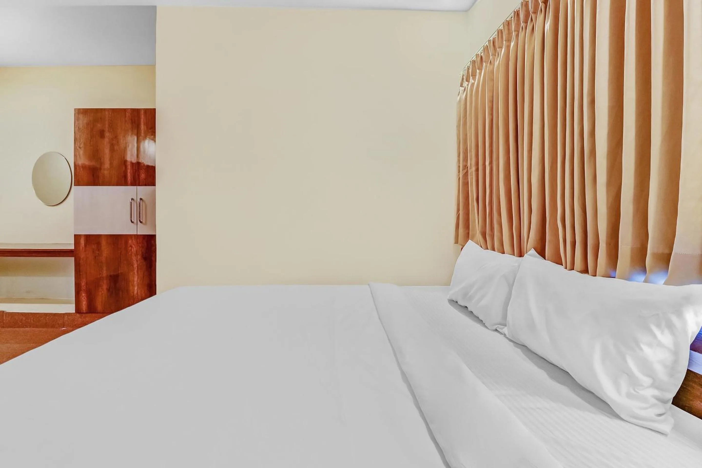 Facade/entrance, Bed in Hotel O Royal Suites